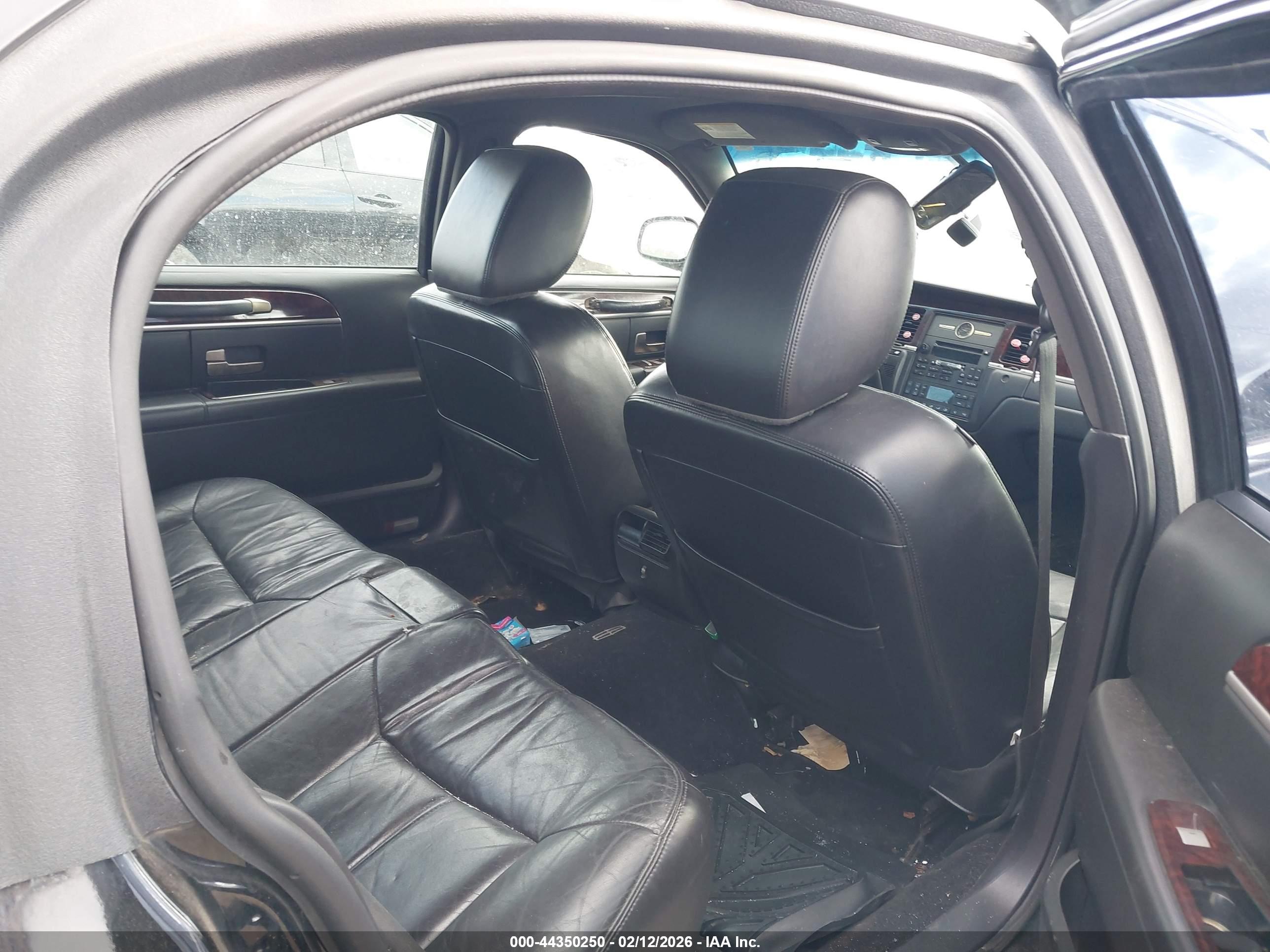 LINCOLN TOWN image 8