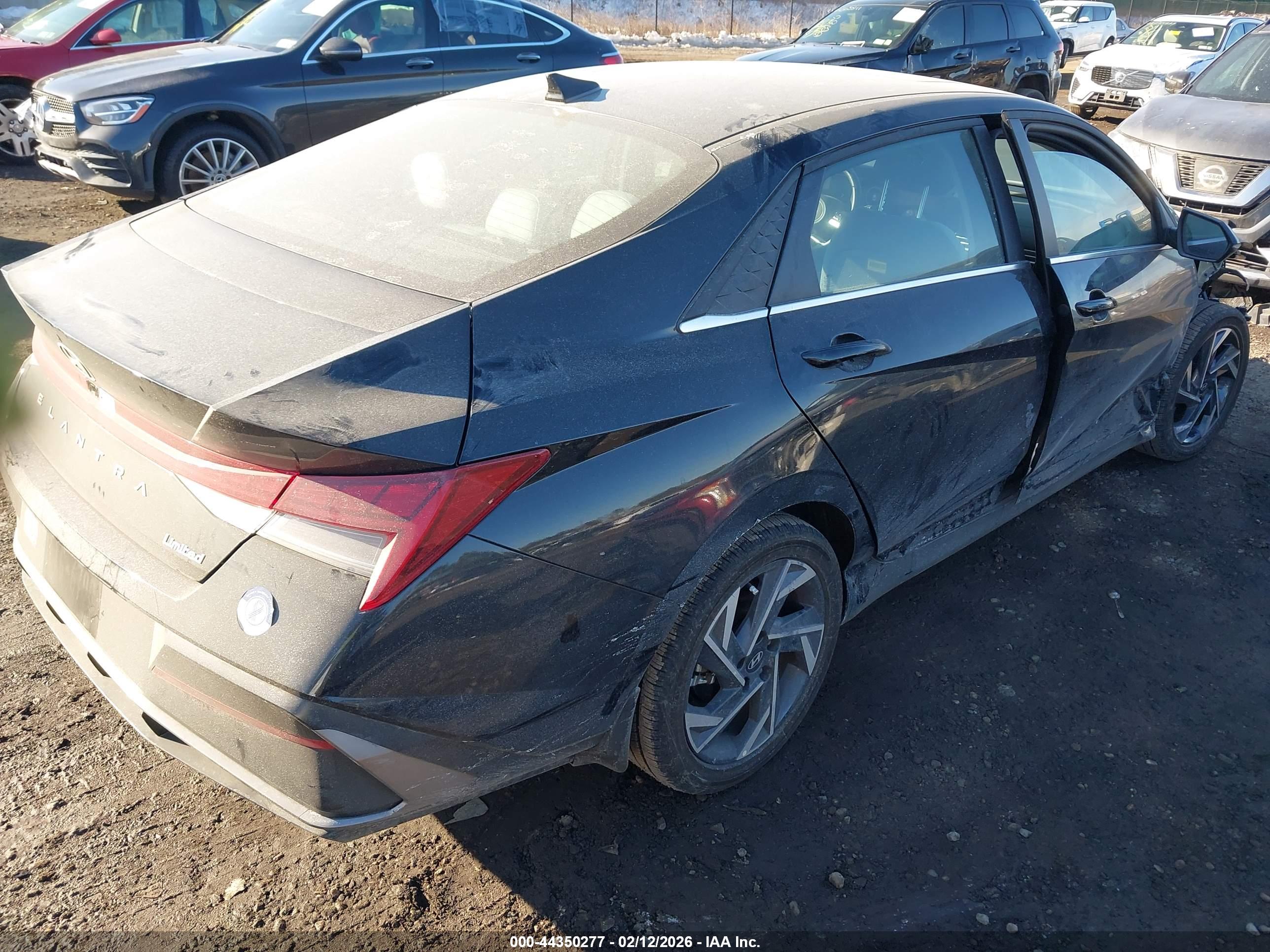 HYUNDAI ELANTRA image 4