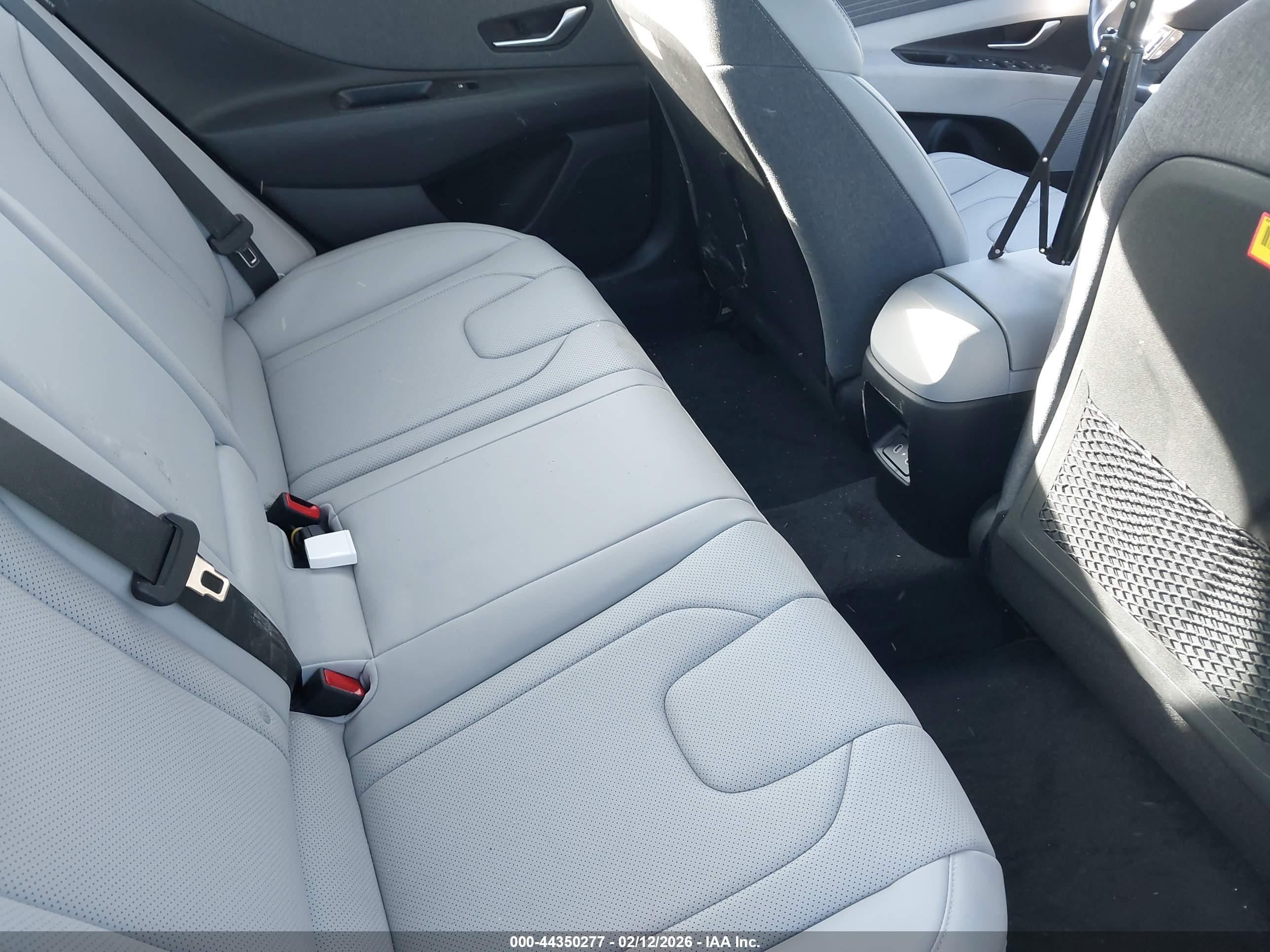 HYUNDAI ELANTRA image 8