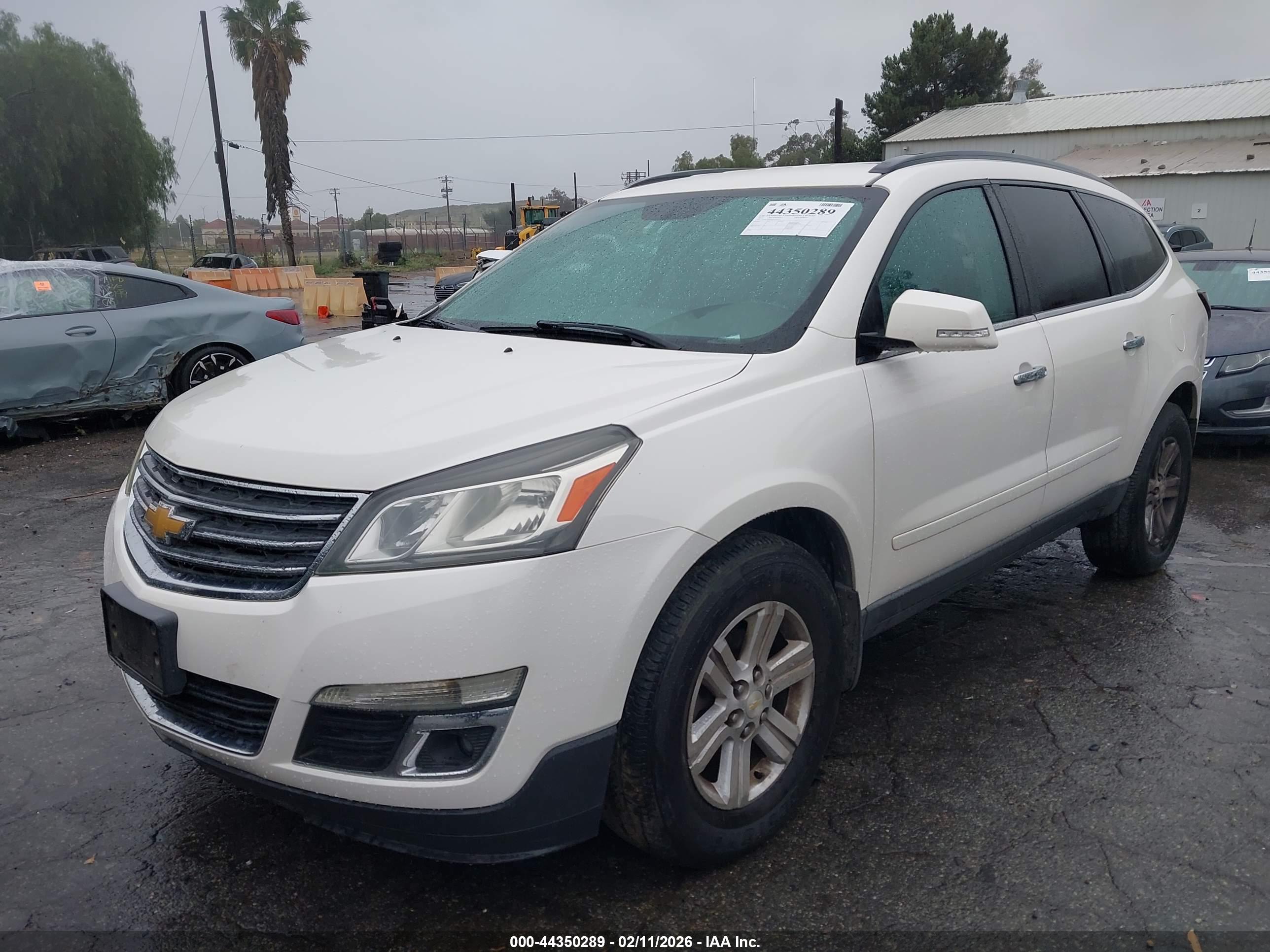 CHEVROLET TRAVERSE image 2