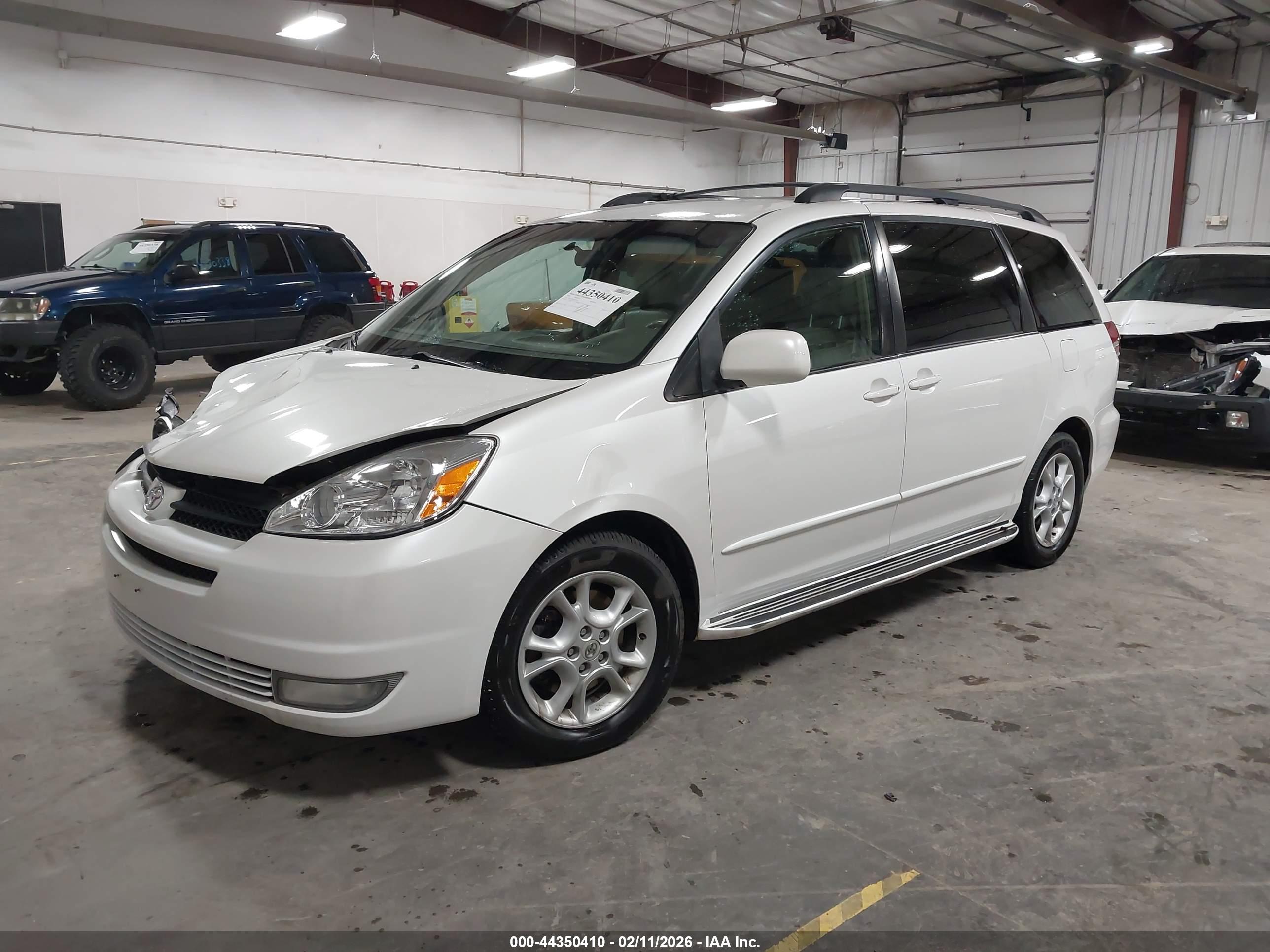 TOYOTA SIENNA image 2