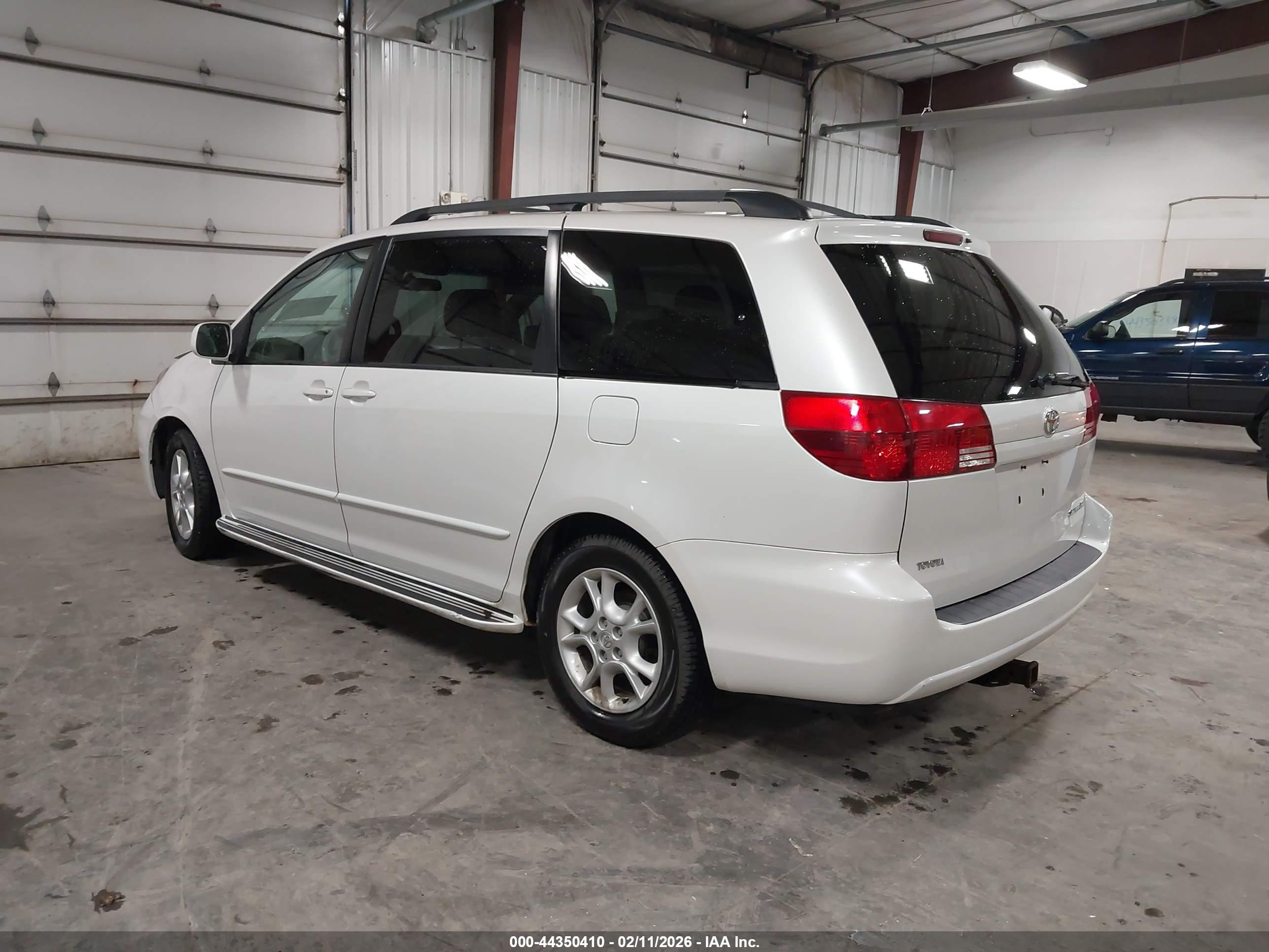 TOYOTA SIENNA image 3