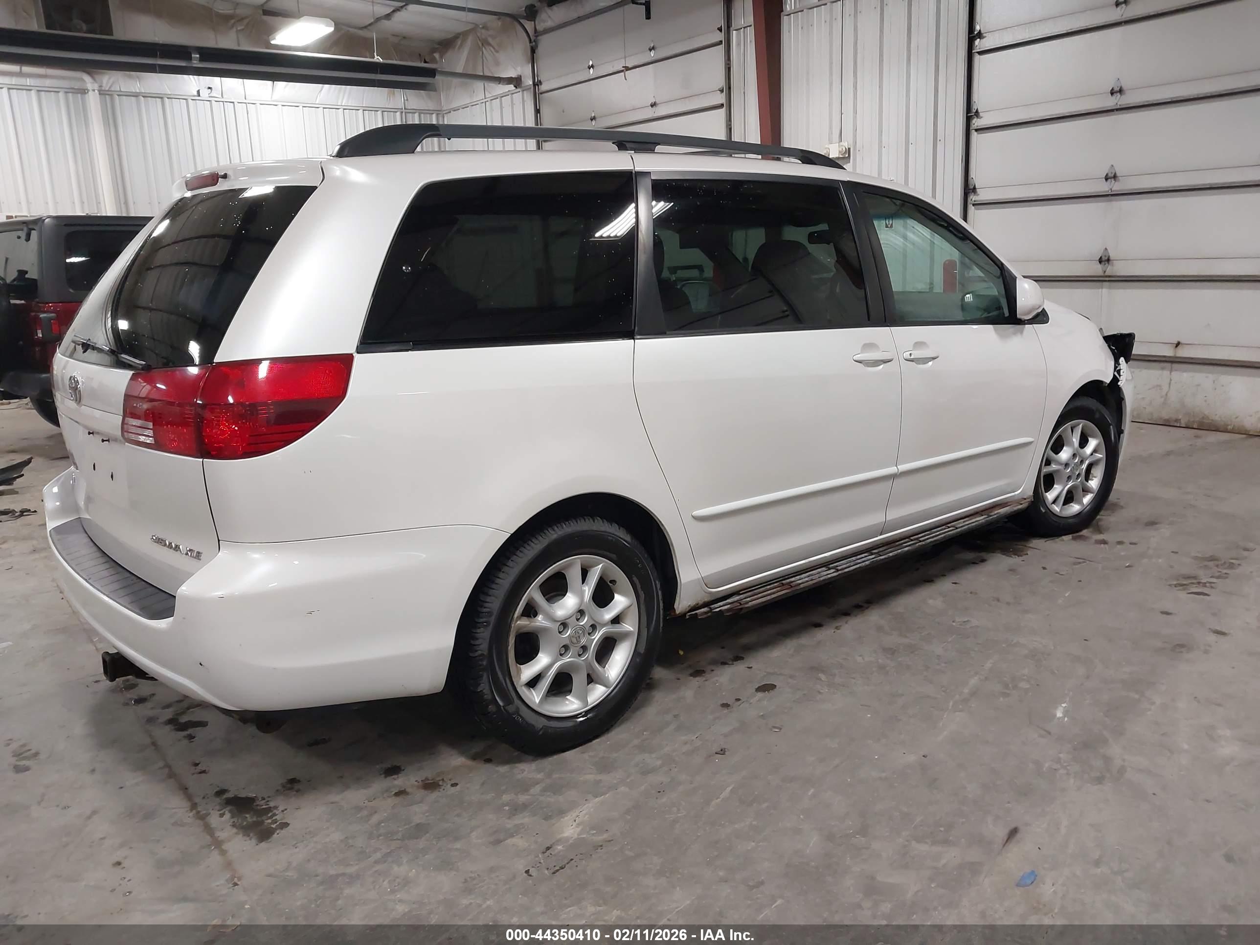 TOYOTA SIENNA image 4