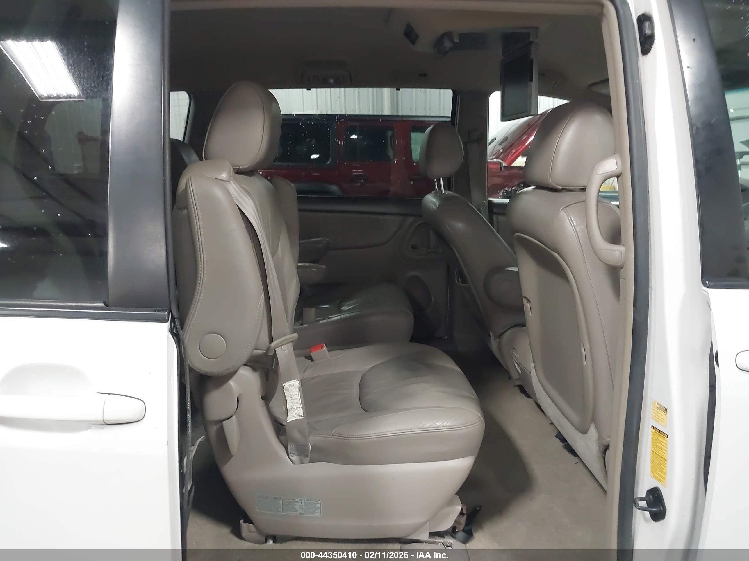 TOYOTA SIENNA image 8