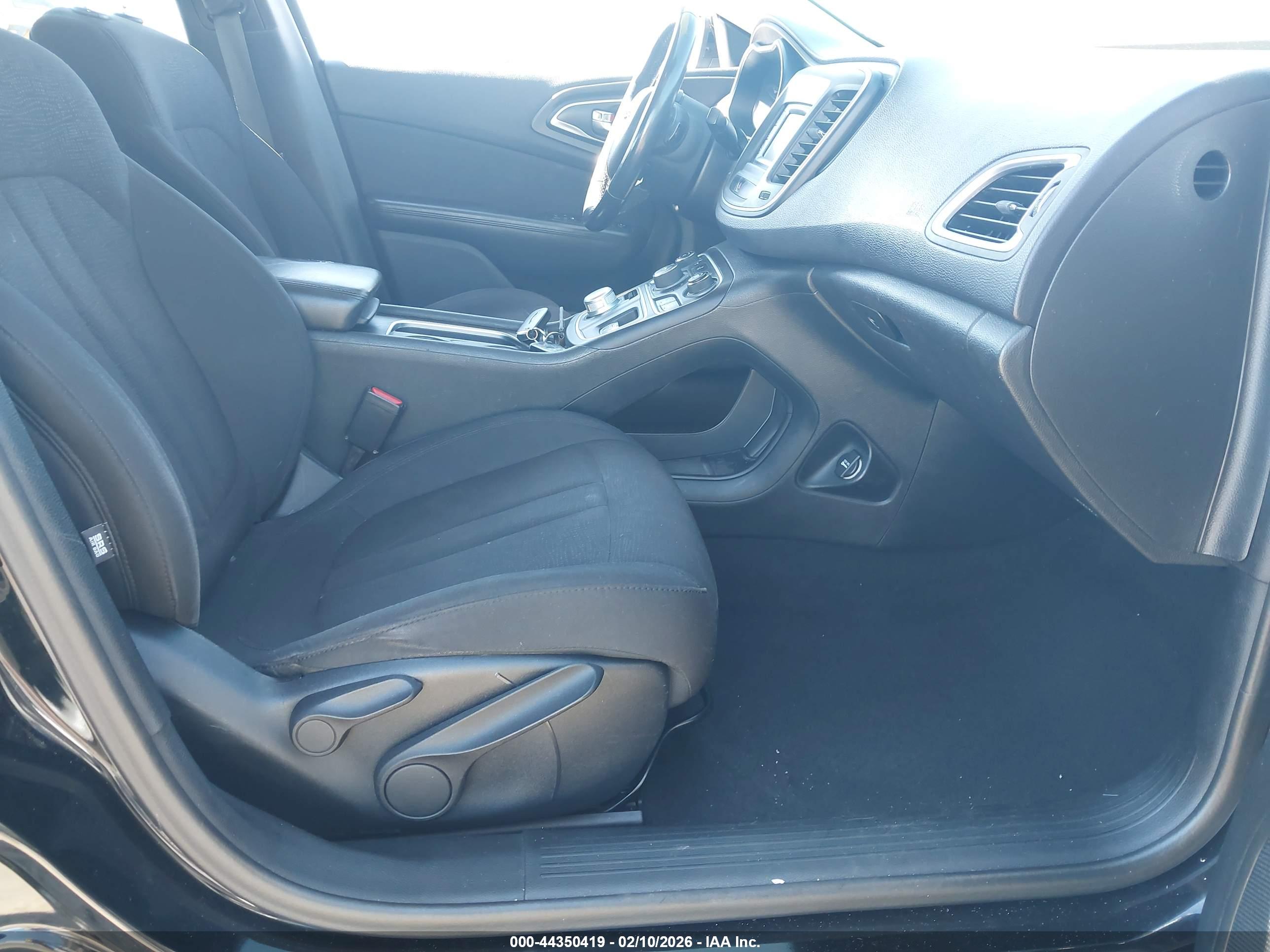 CHRYSLER 200 image 5