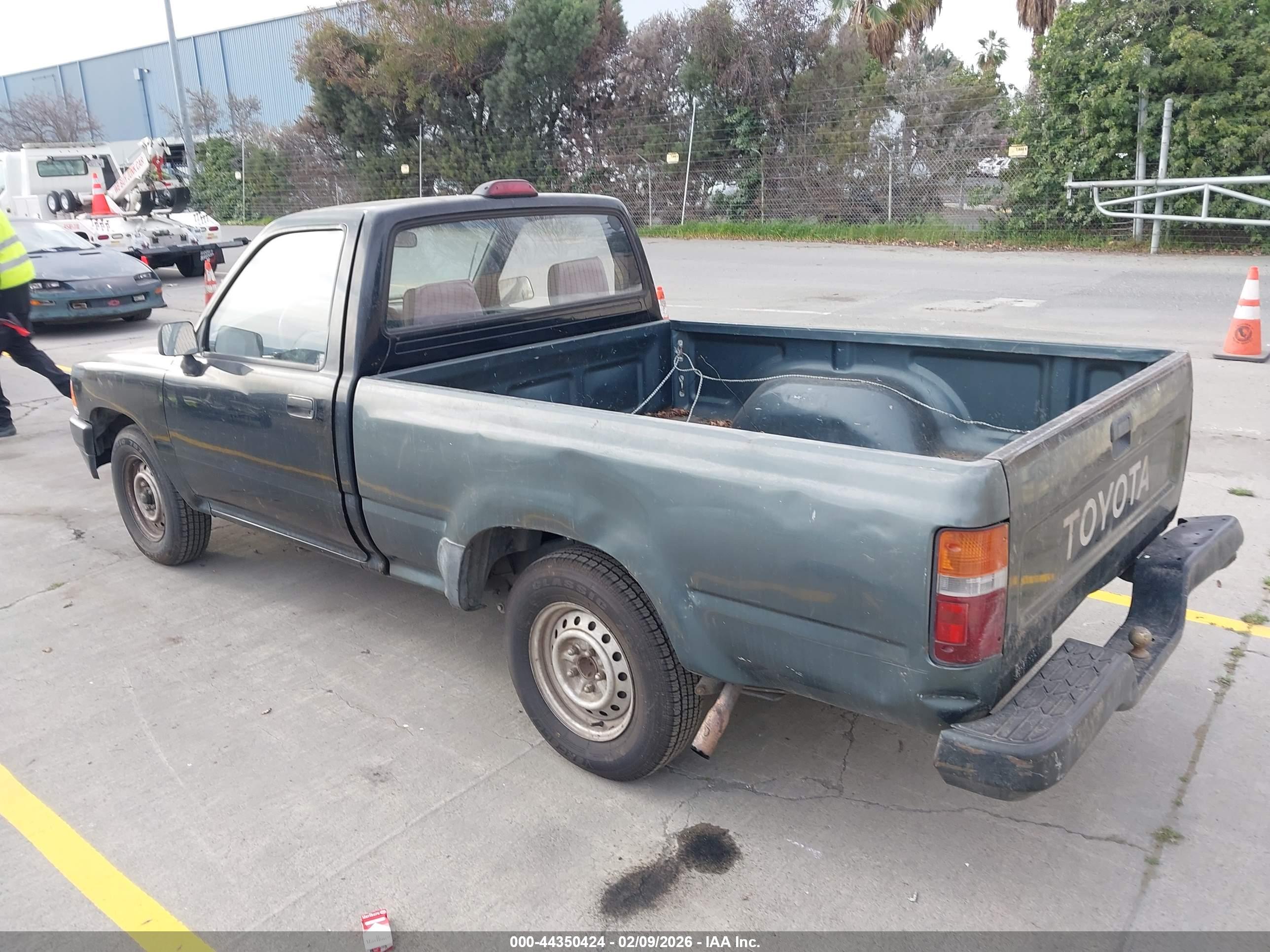 TOYOTA PICKUP image 3