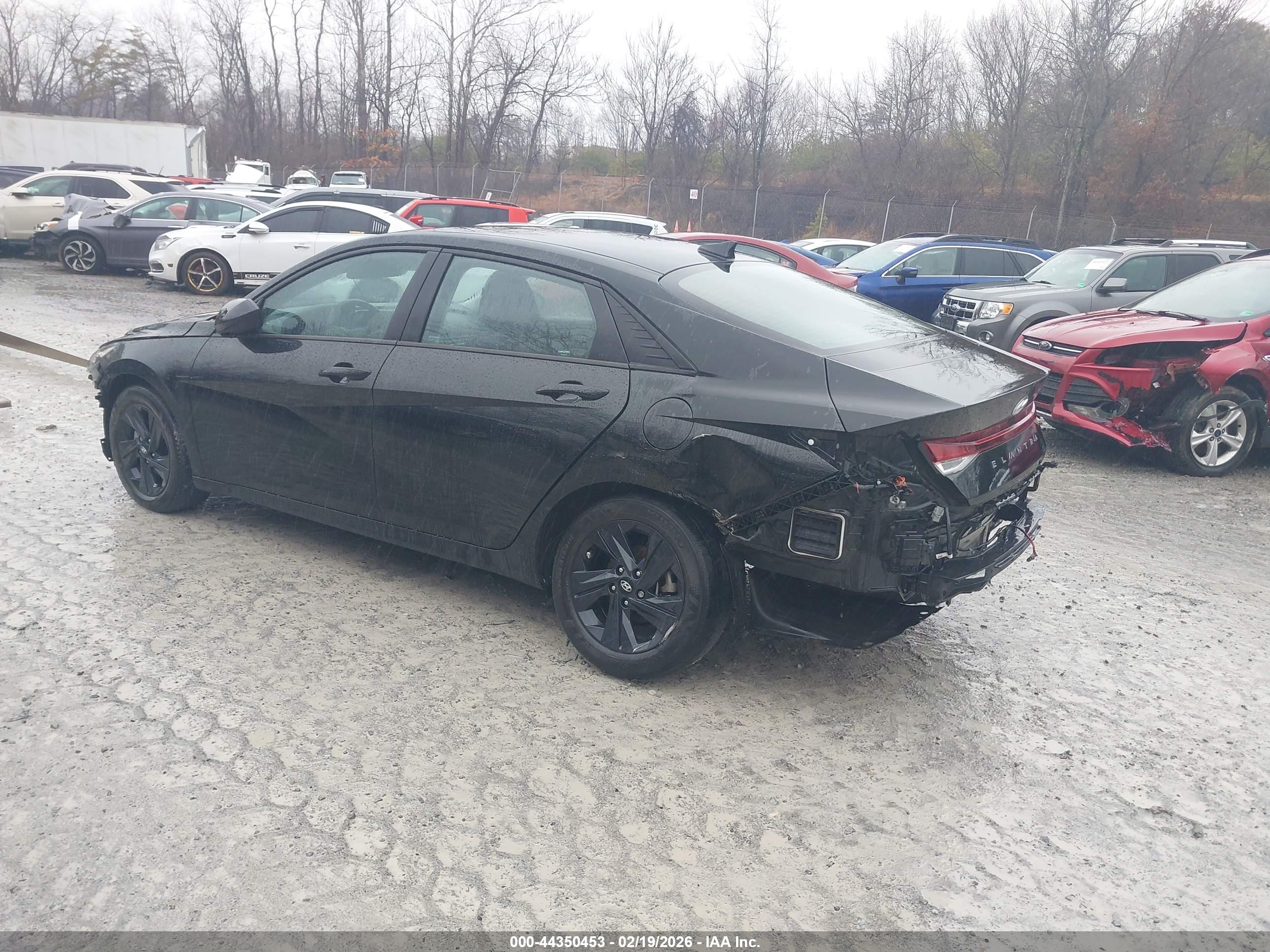 HYUNDAI ELANTRA image 3
