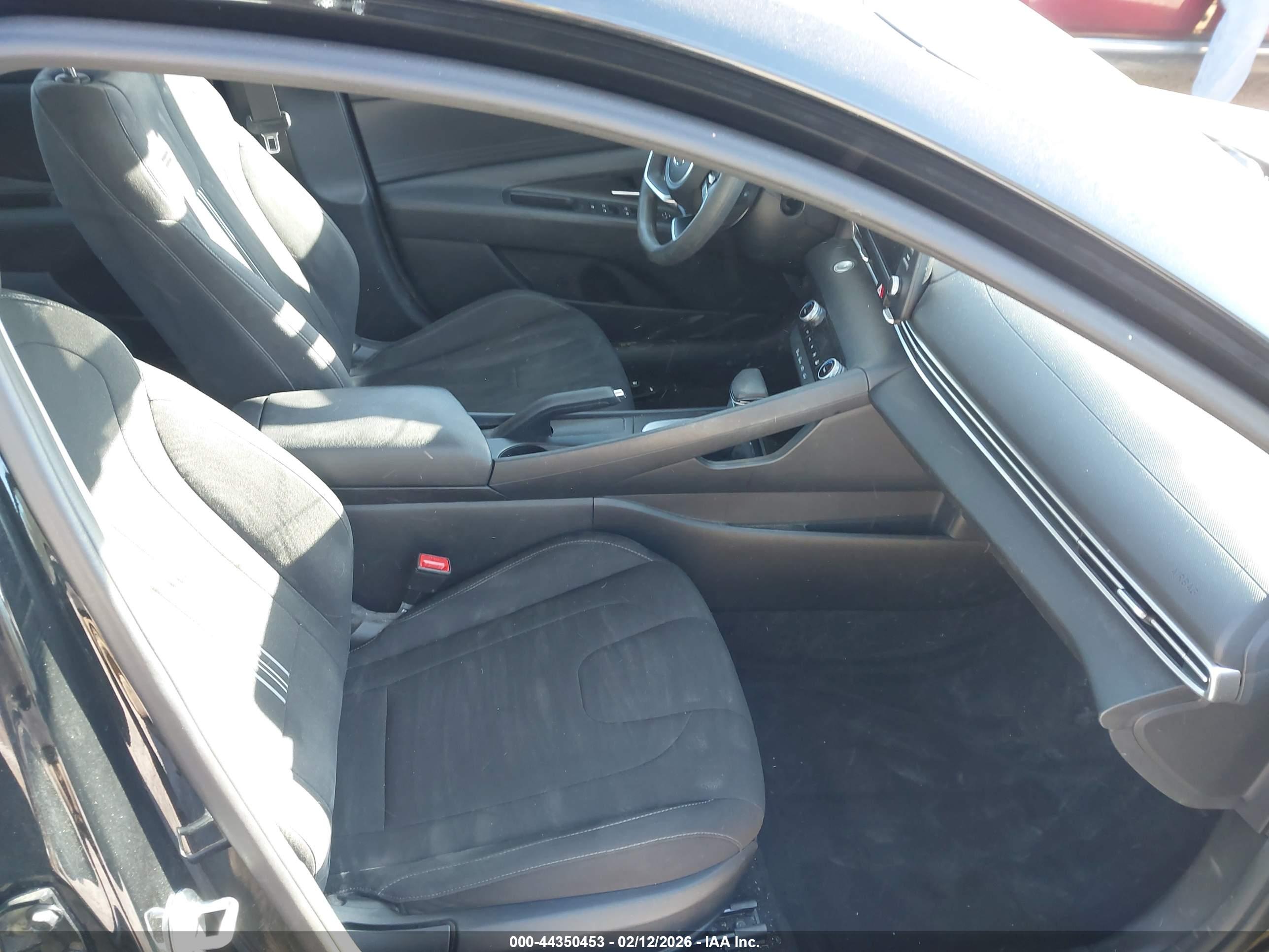 HYUNDAI ELANTRA image 5