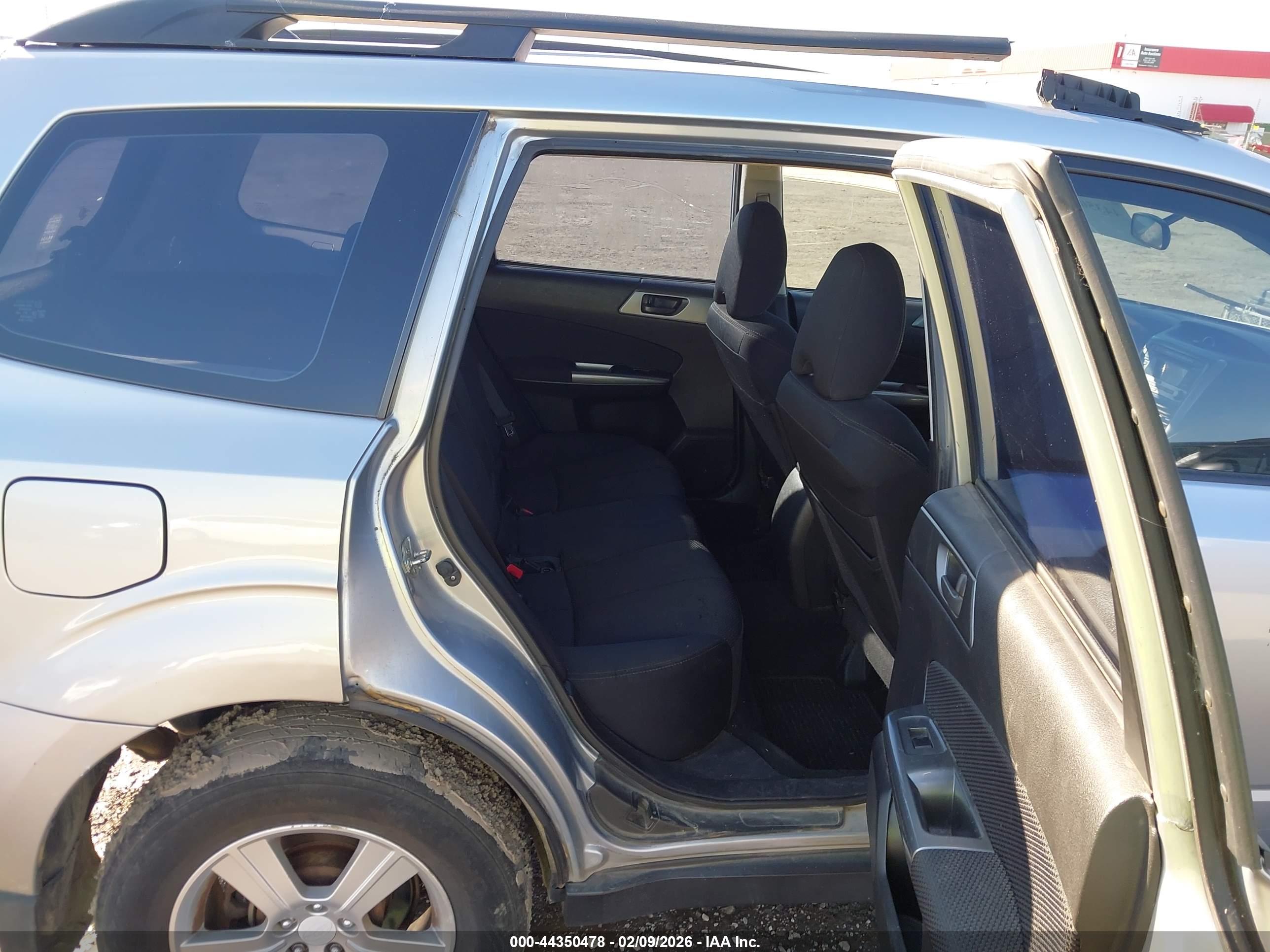 SUBARU FORESTER image 8