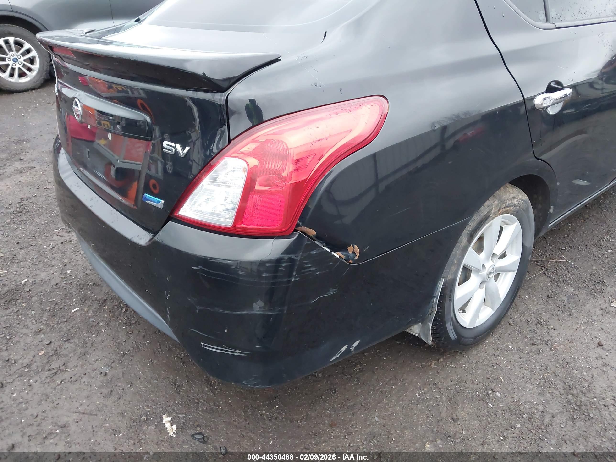 NISSAN VERSA image 6