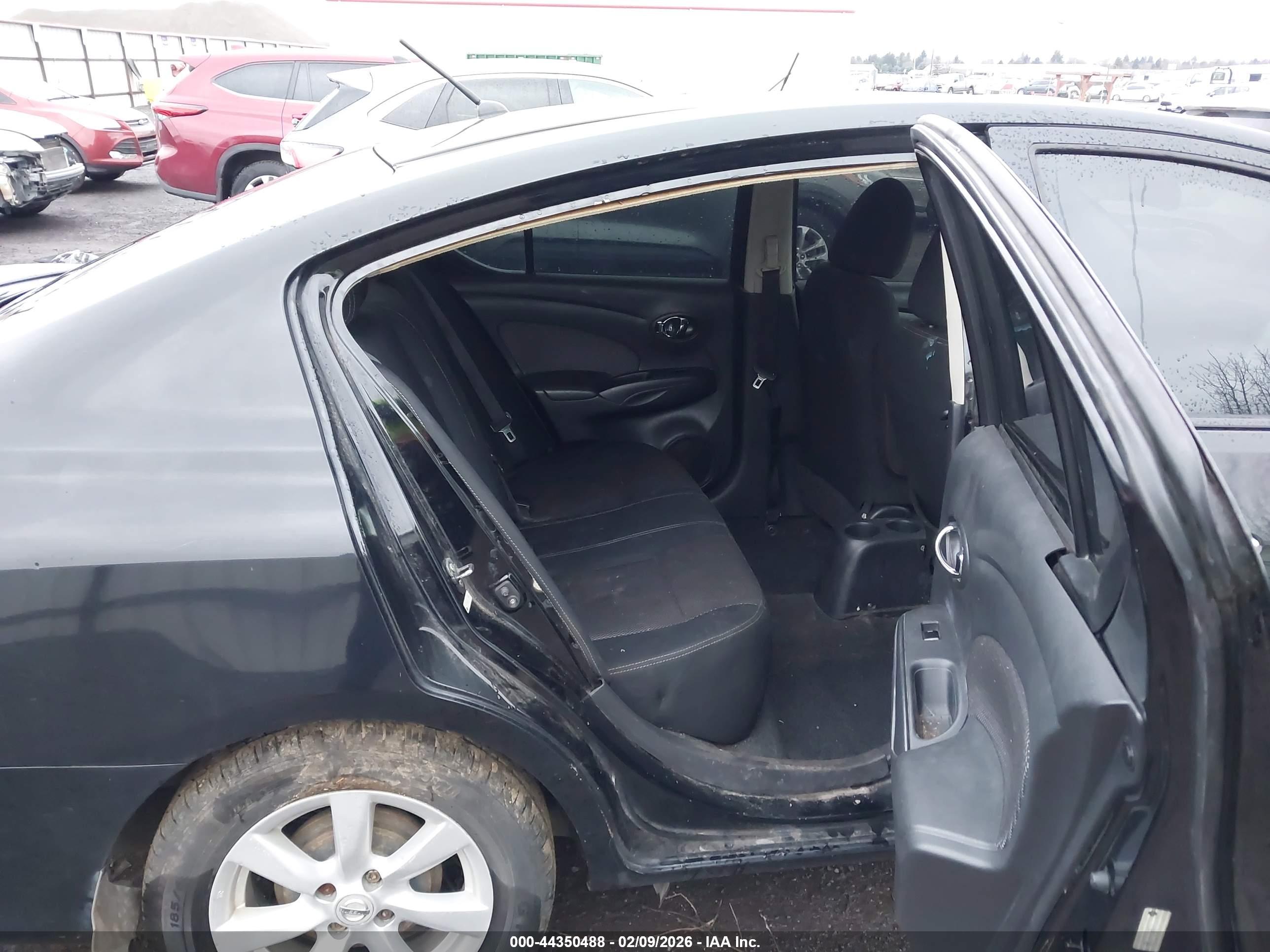 NISSAN VERSA image 8