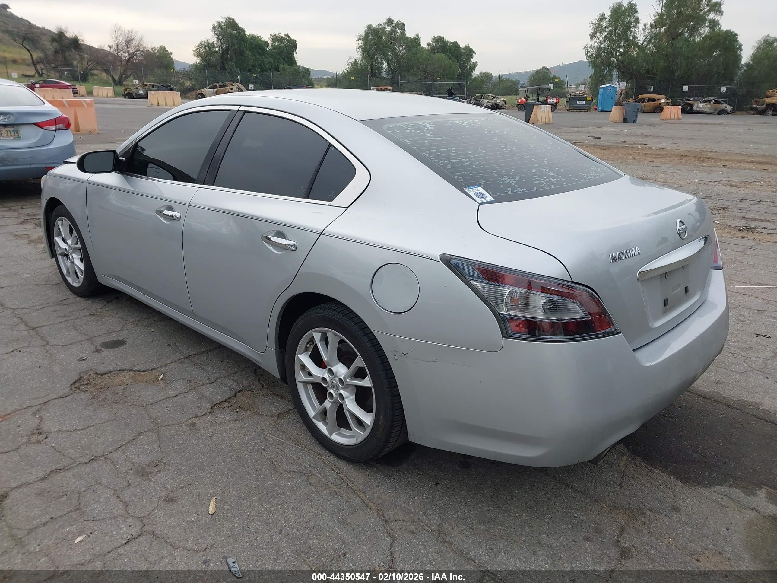 NISSAN MAXIMA image 3