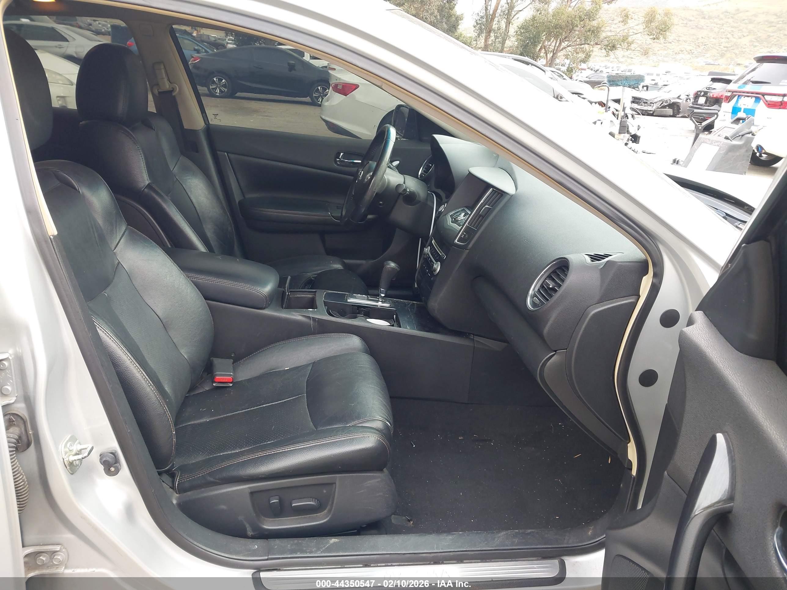 NISSAN MAXIMA image 5