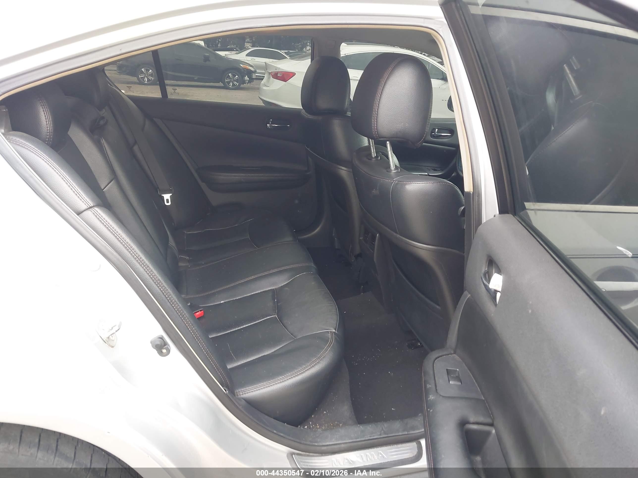 NISSAN MAXIMA image 8