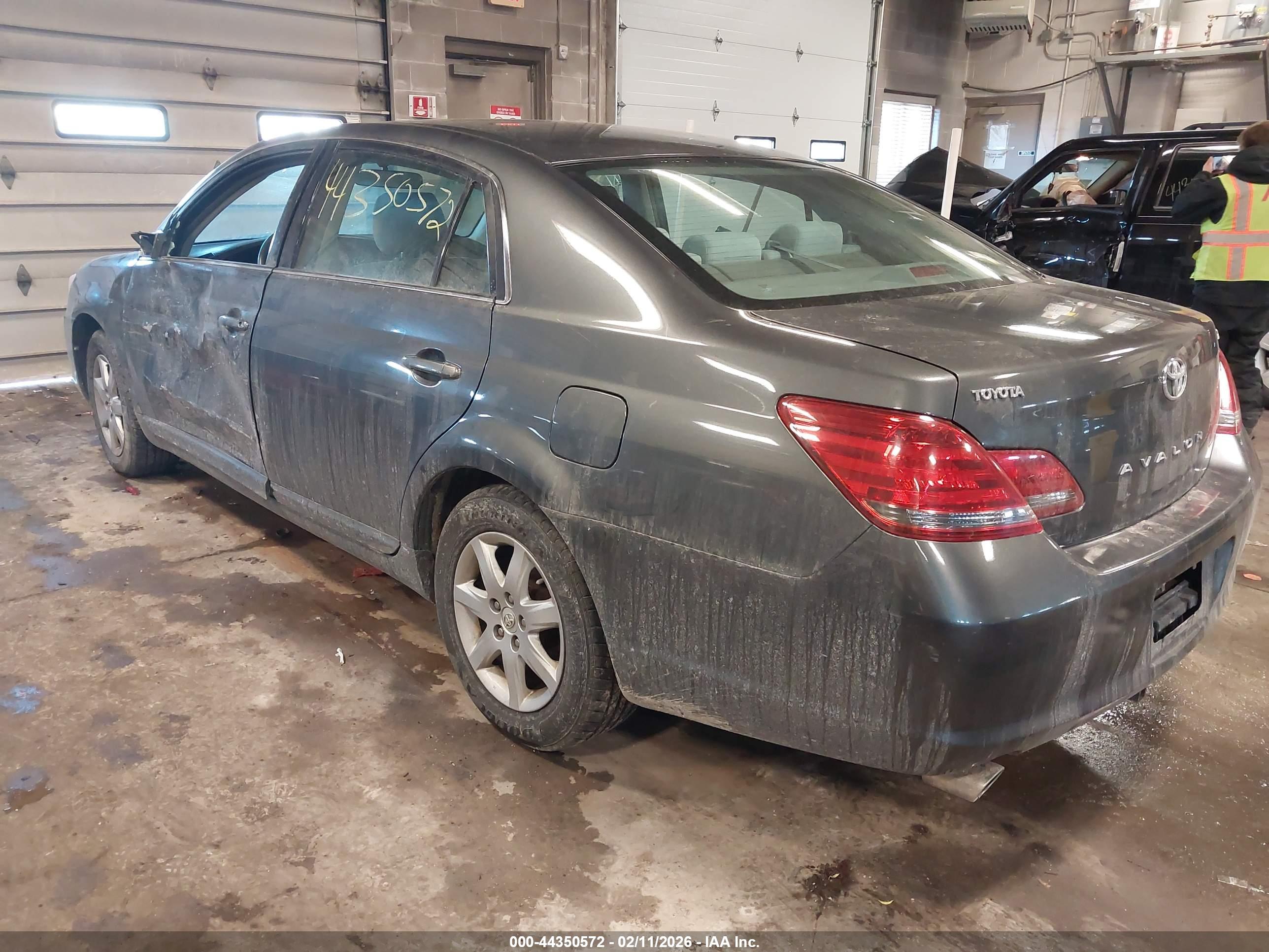 TOYOTA AVALON image 3