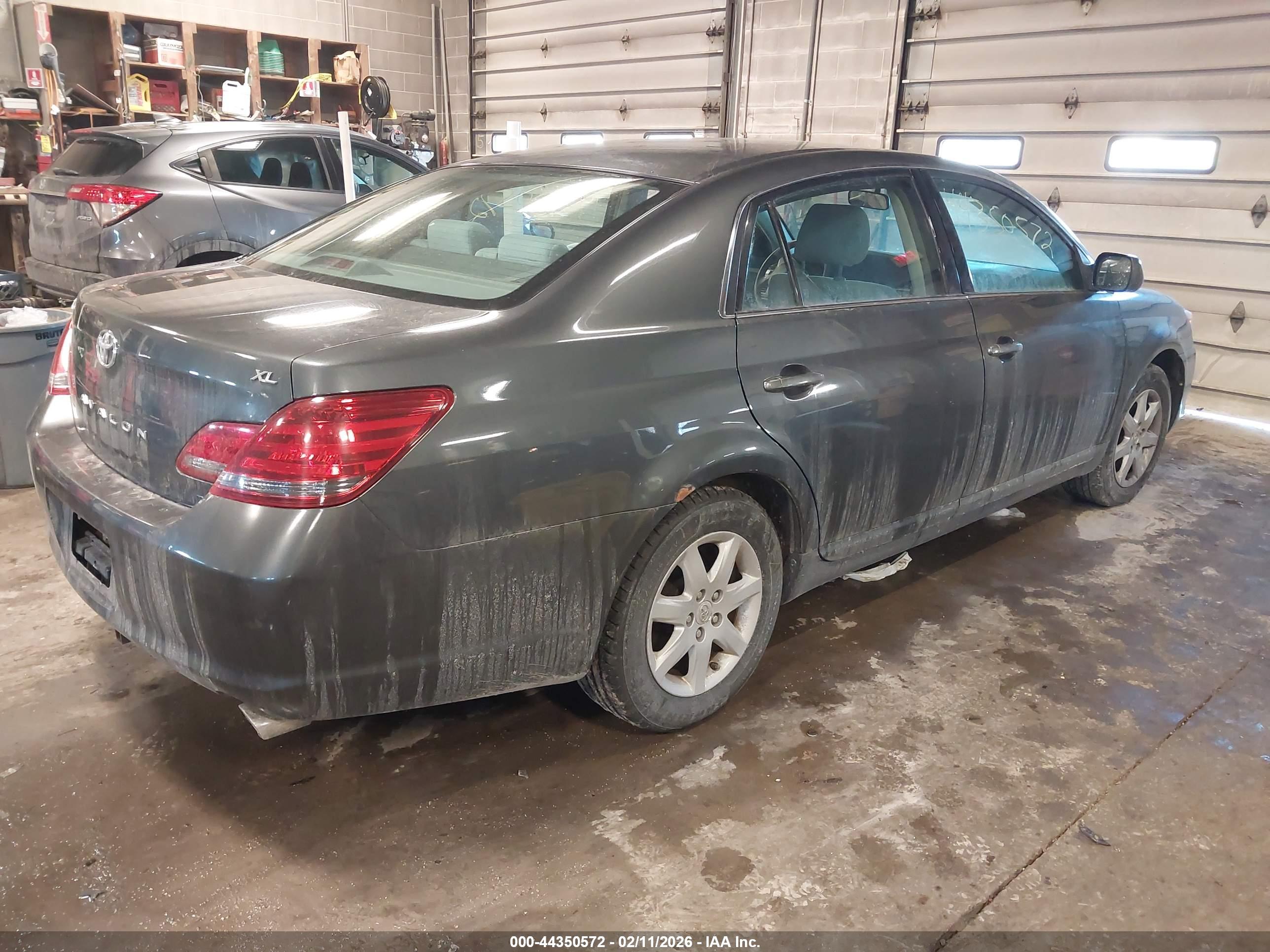 TOYOTA AVALON image 4