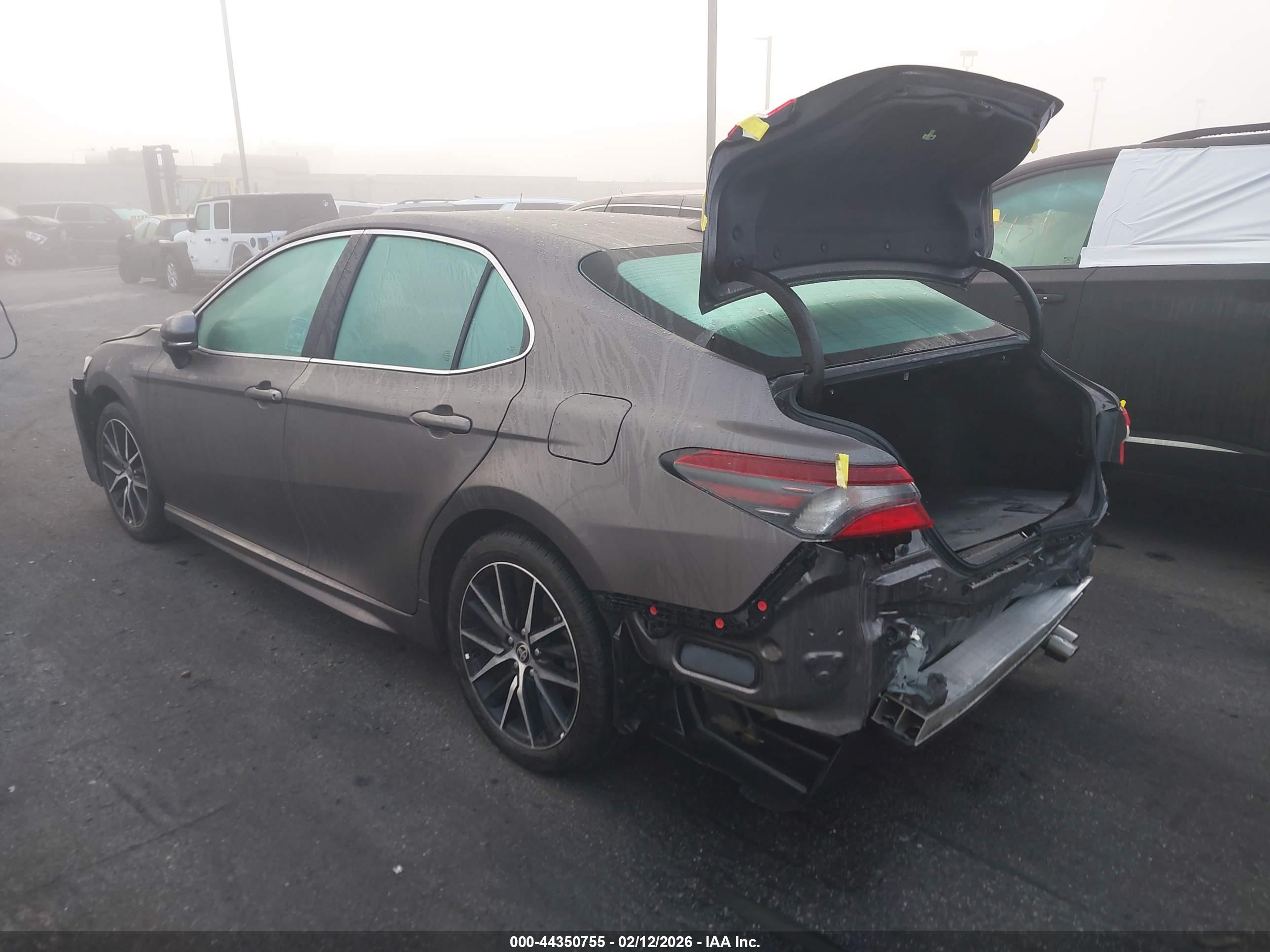 TOYOTA CAMRY image 3