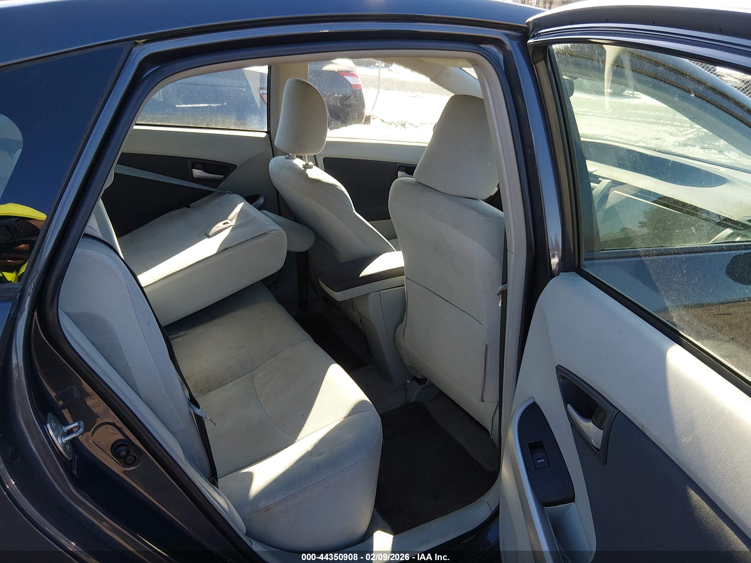 TOYOTA PRIUS image 8