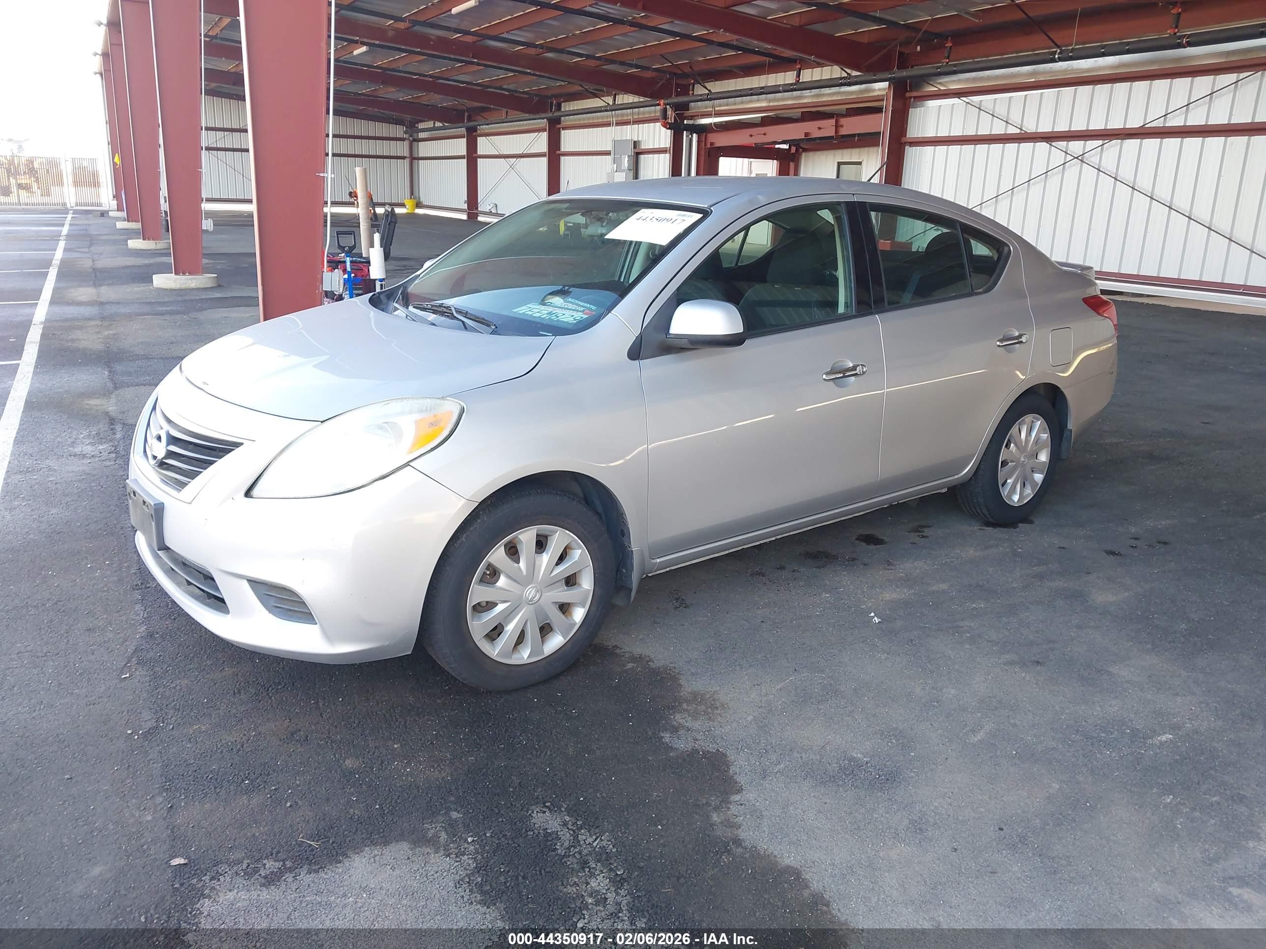 NISSAN VERSA image 2