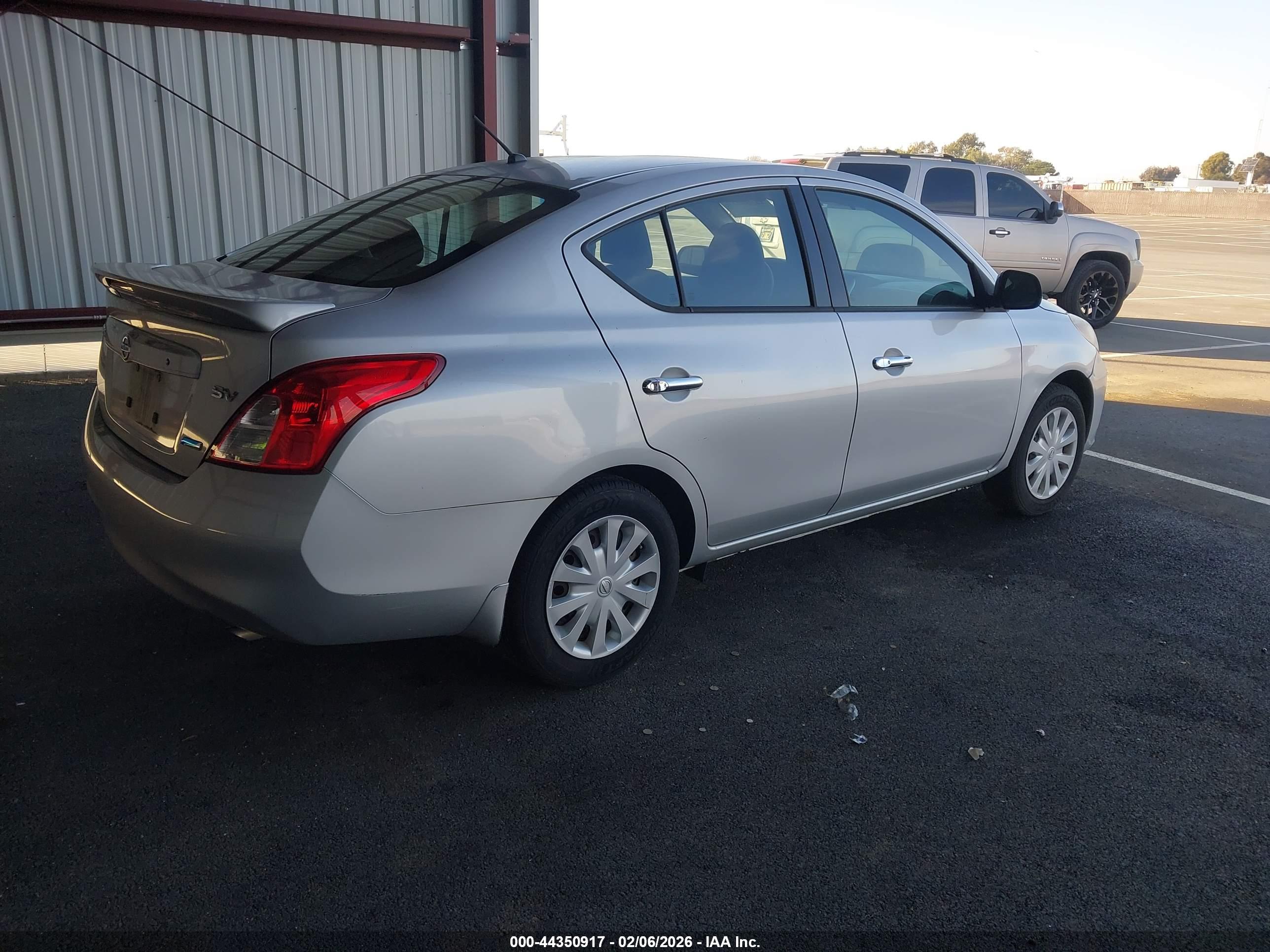 NISSAN VERSA image 4