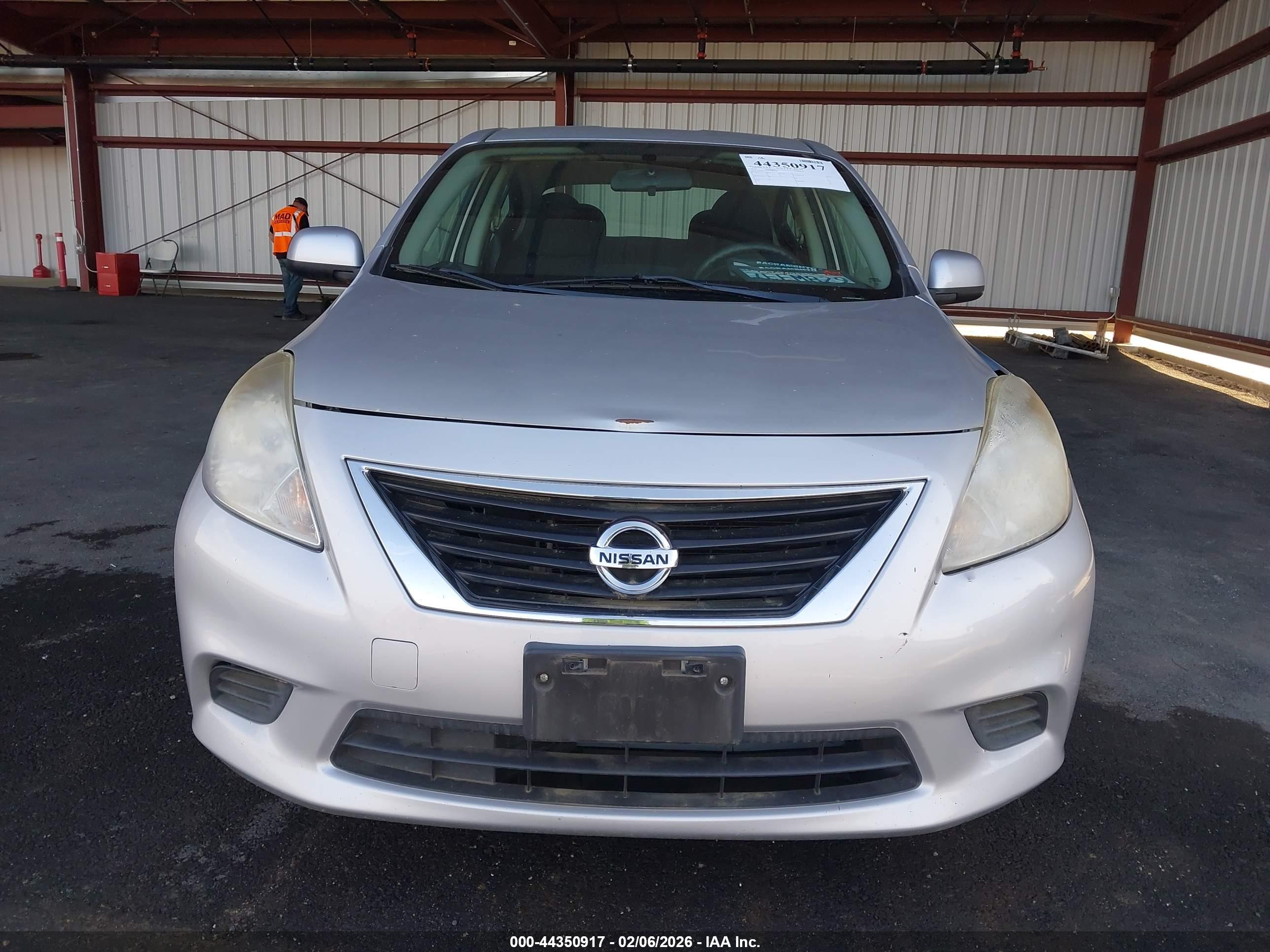 NISSAN VERSA image 6