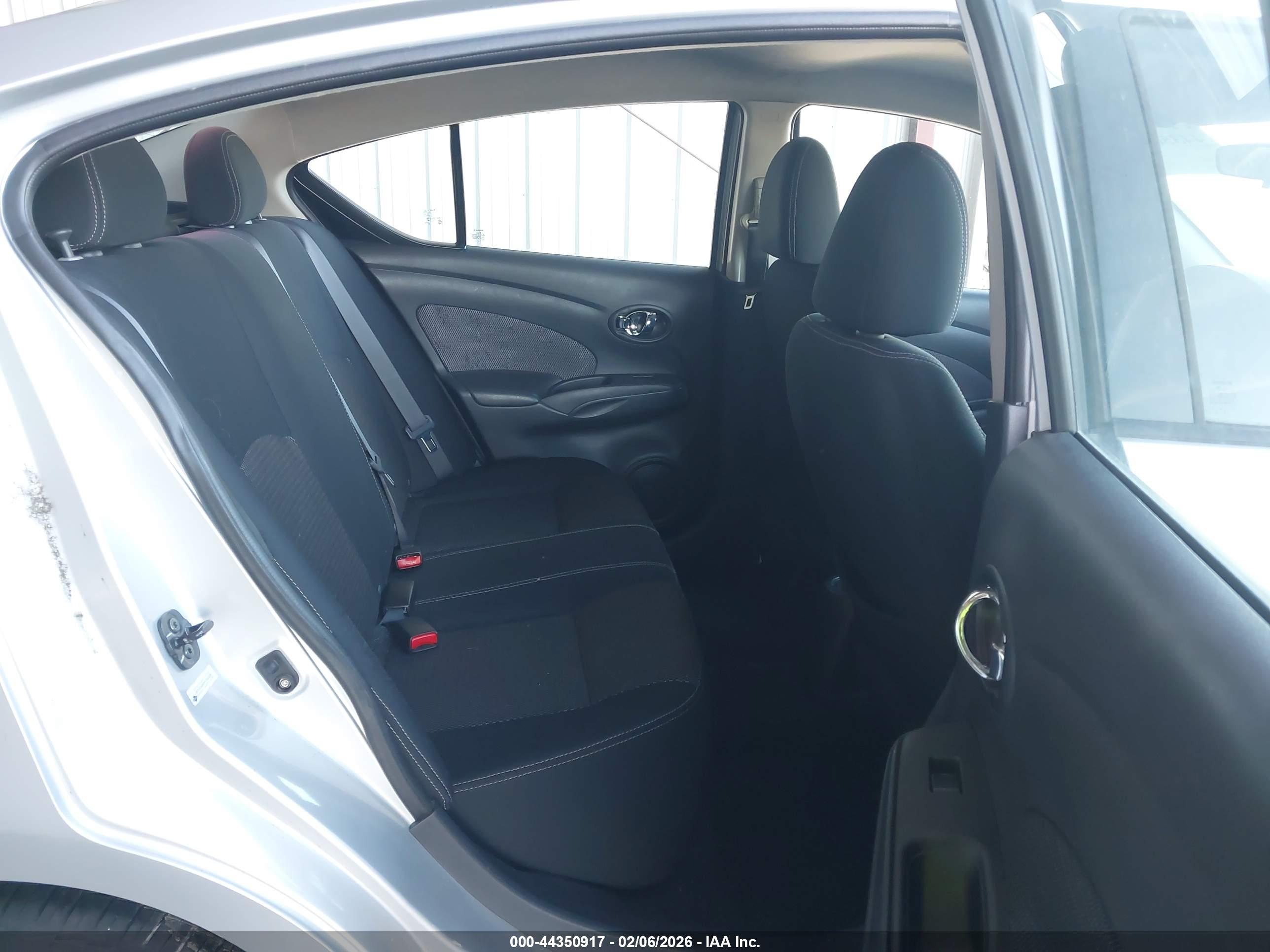 NISSAN VERSA image 8