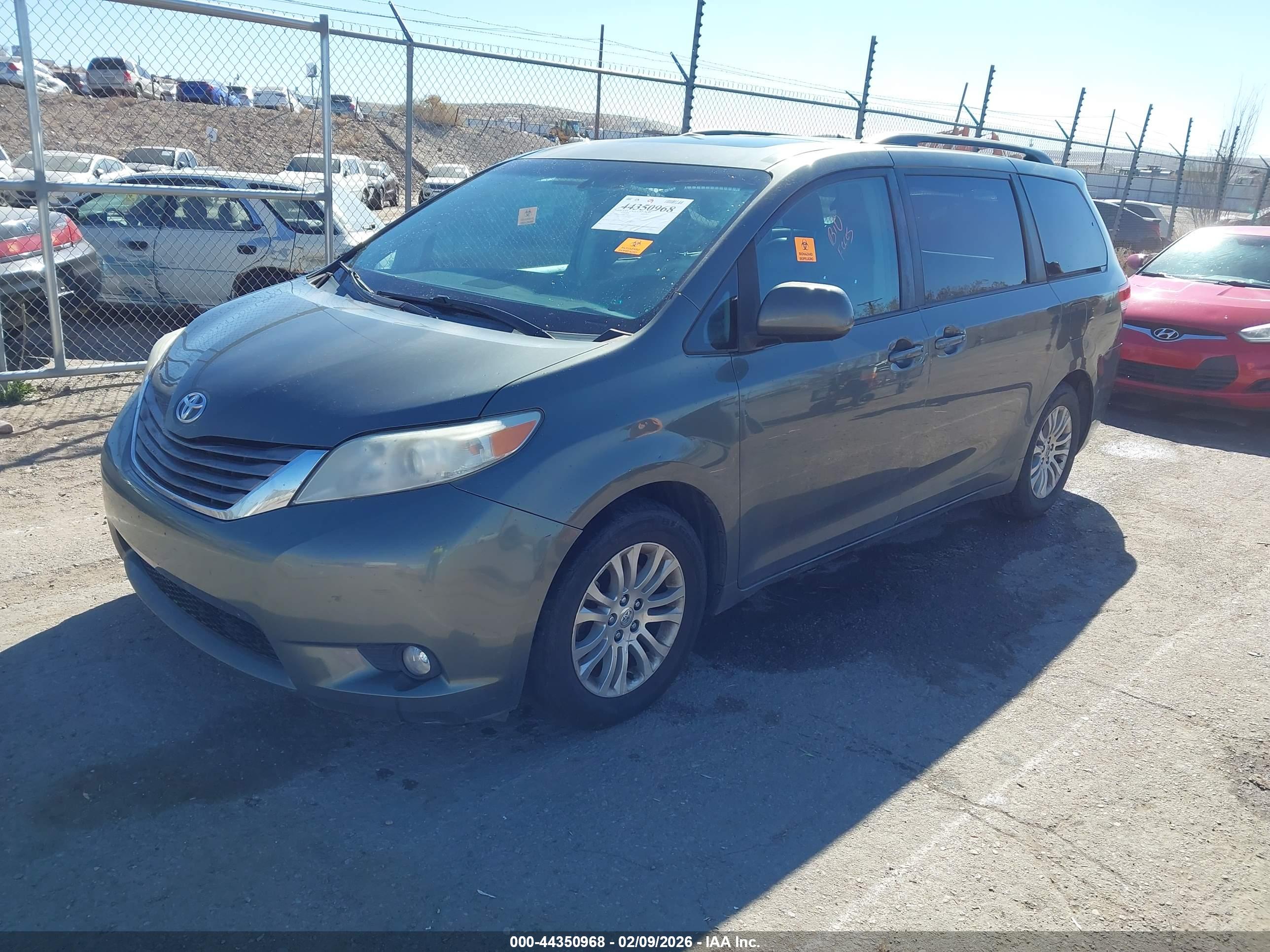 TOYOTA SIENNA image 2