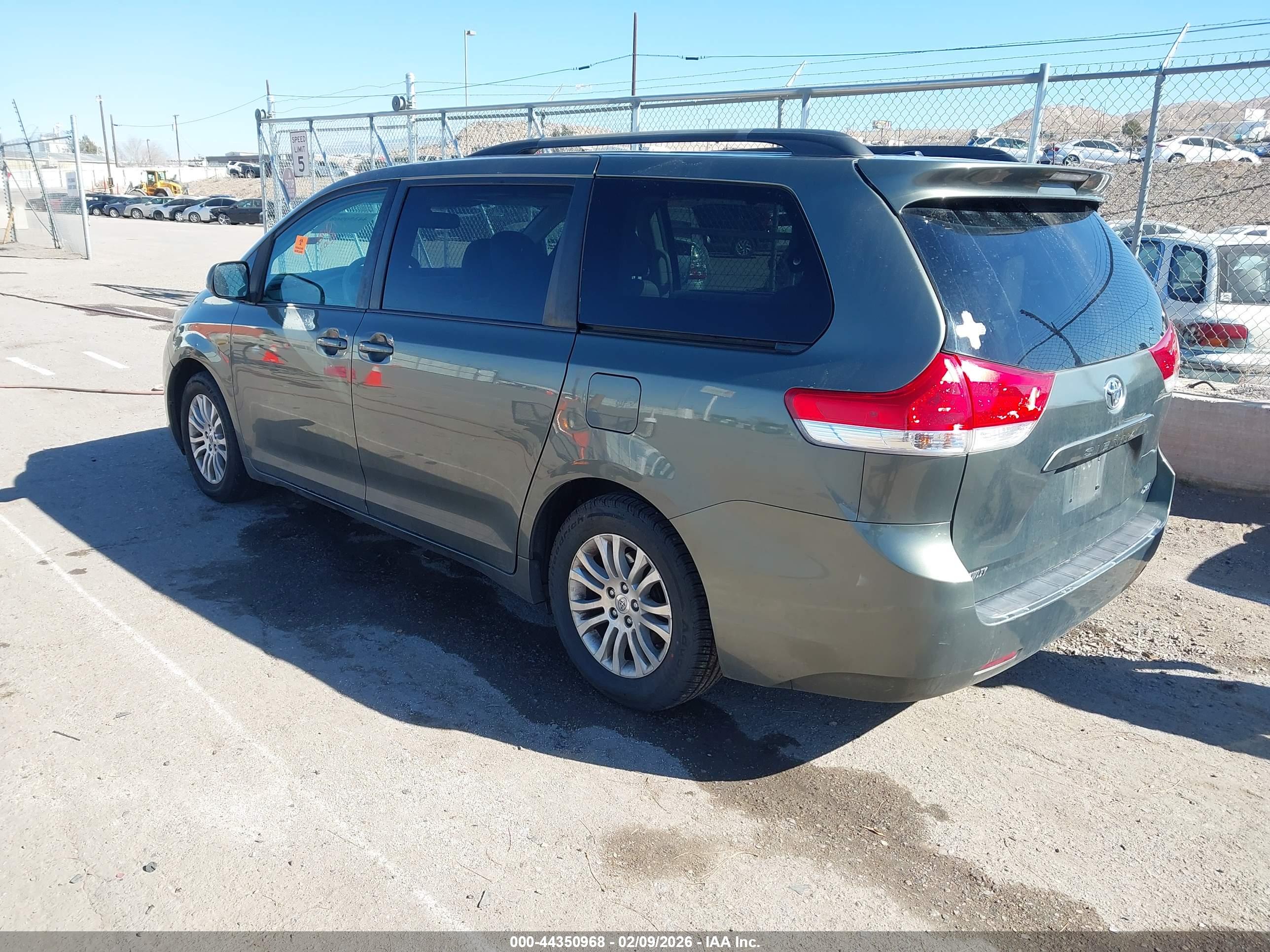 TOYOTA SIENNA image 3