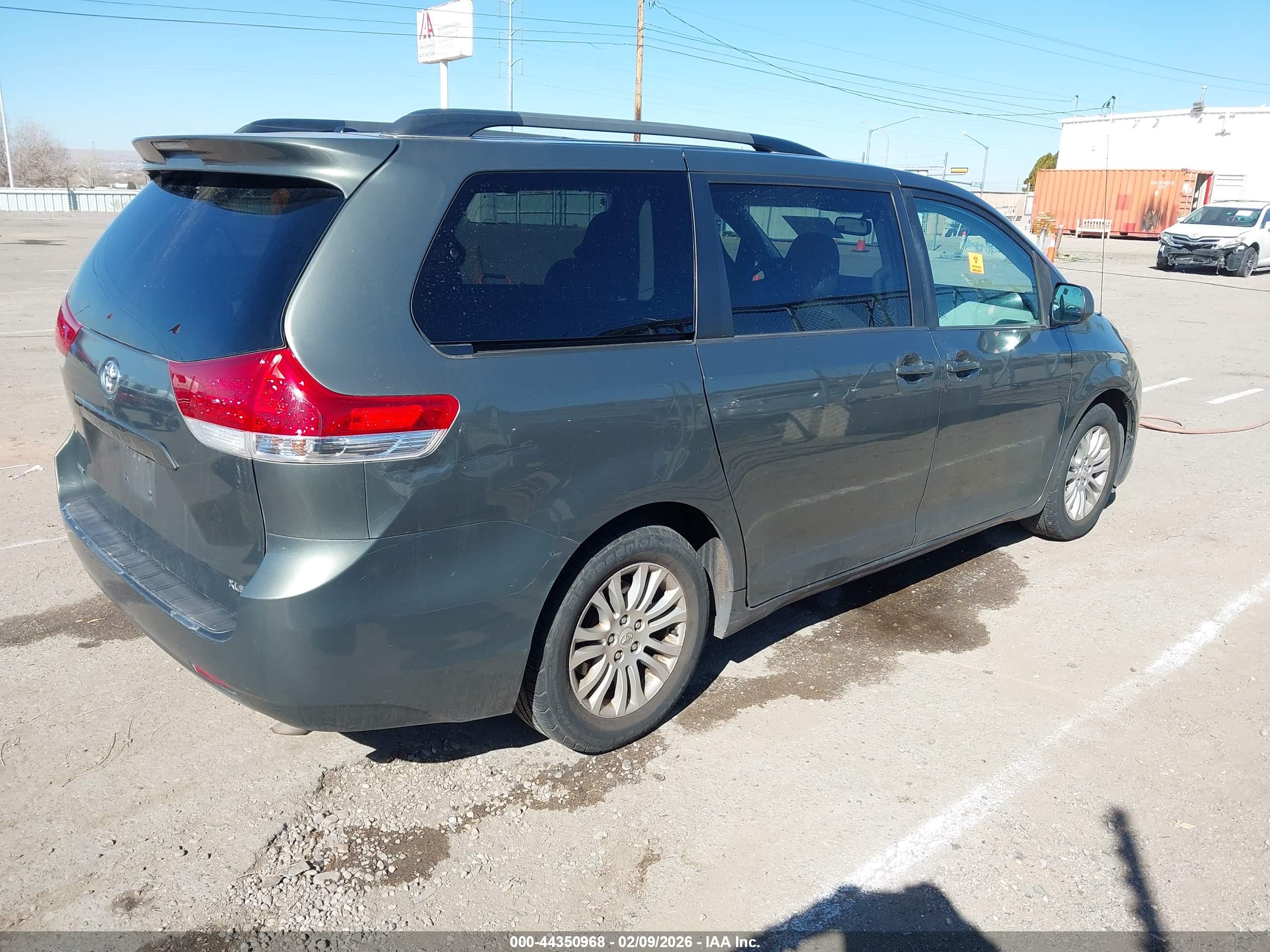 TOYOTA SIENNA image 4