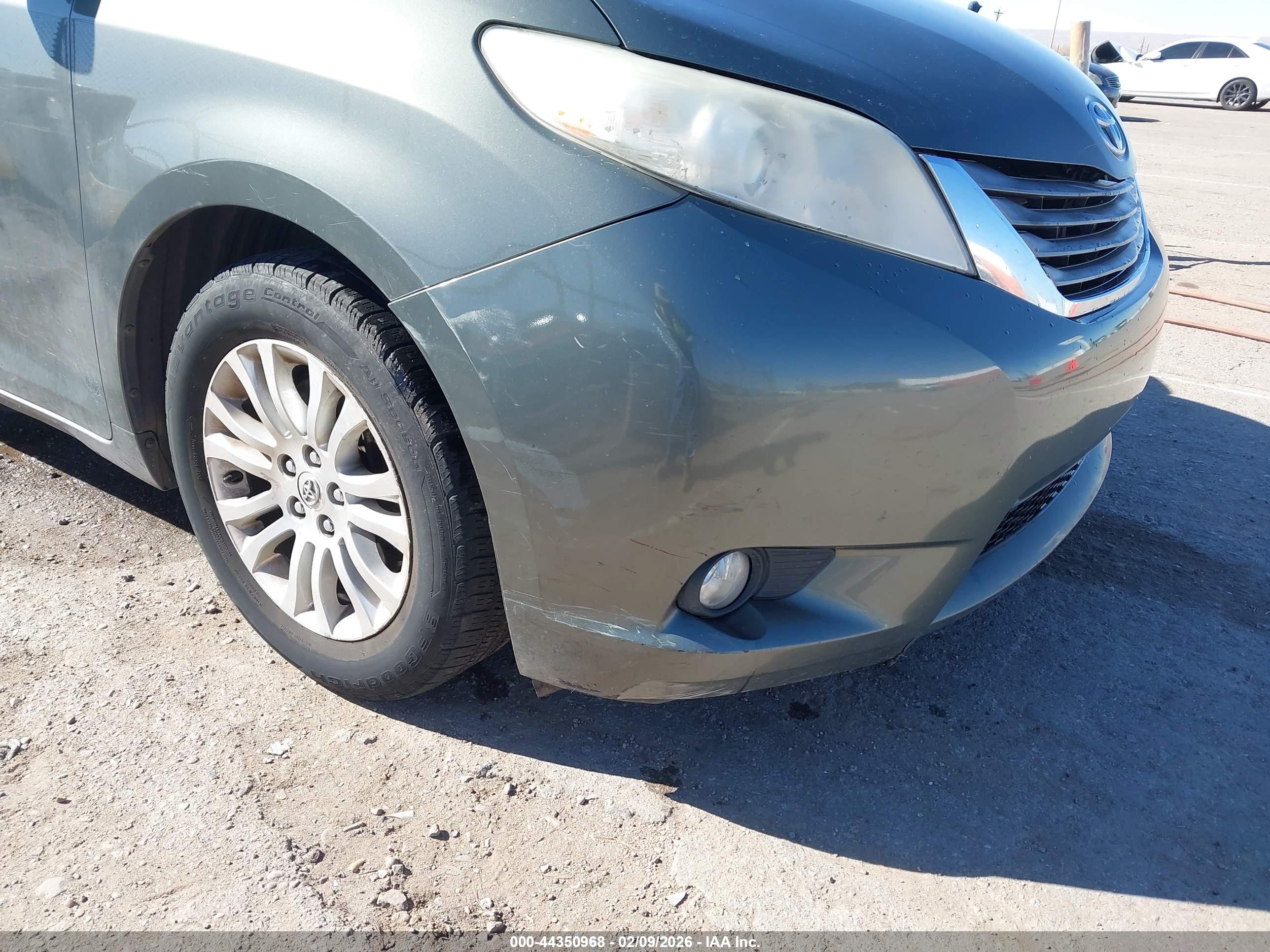 TOYOTA SIENNA image 6