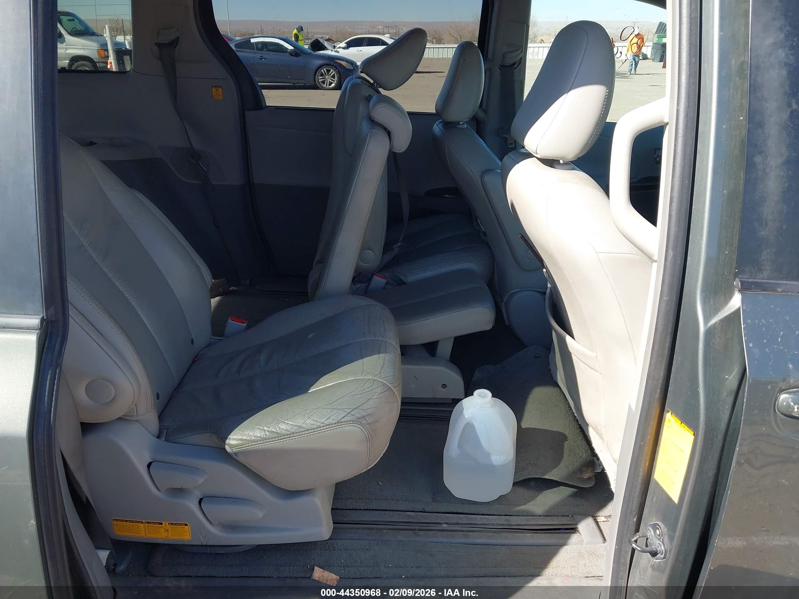 TOYOTA SIENNA image 8