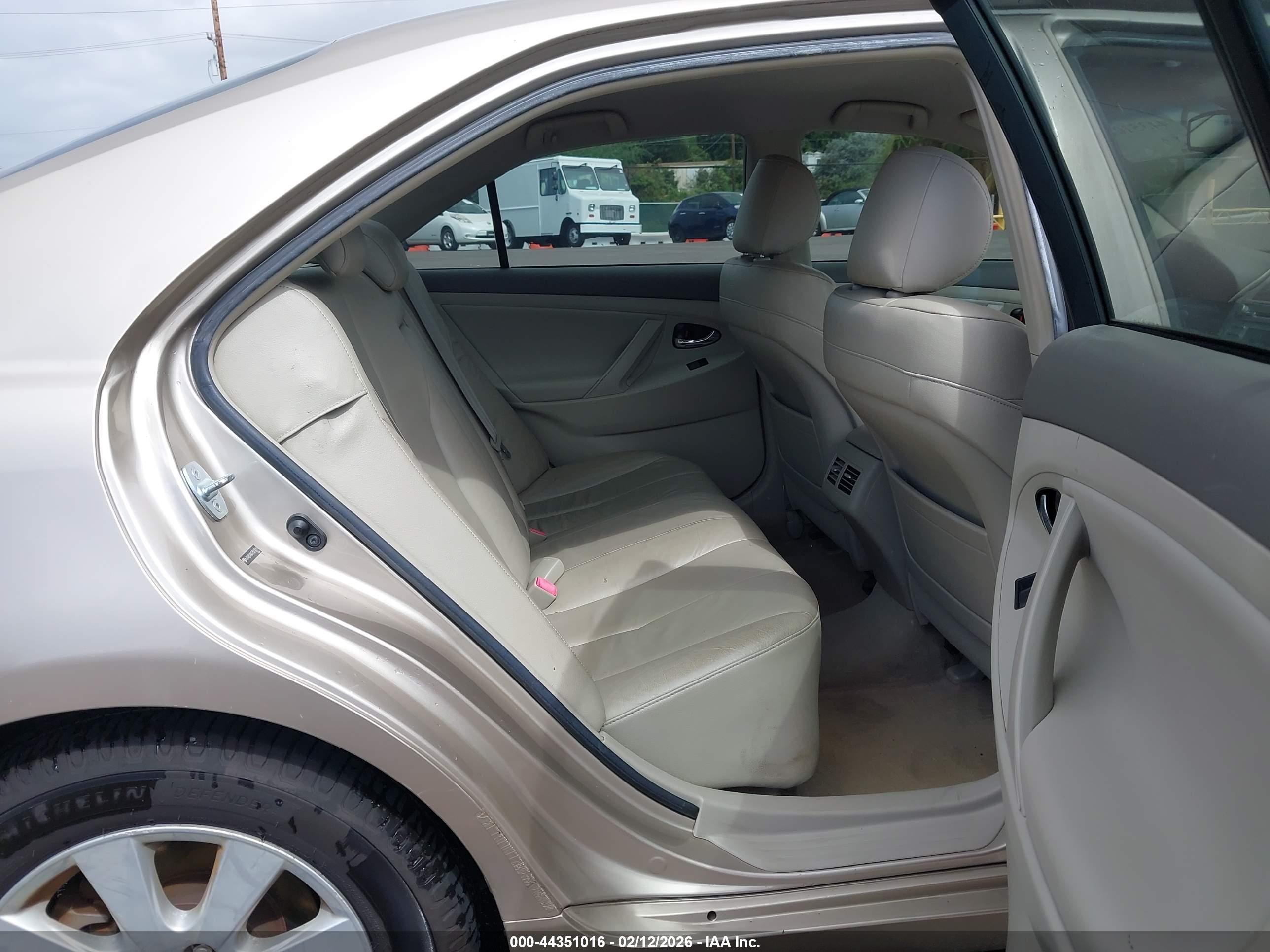 TOYOTA CAMRY image 8