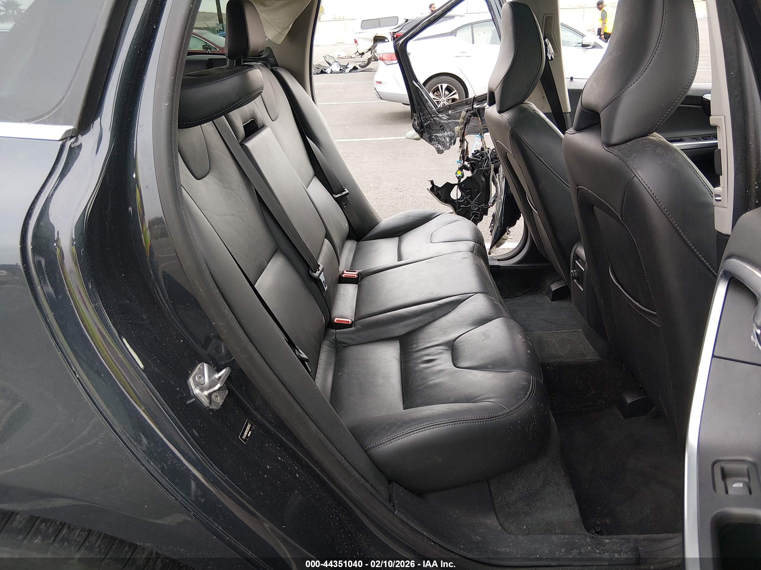 VOLVO XC60 image 8
