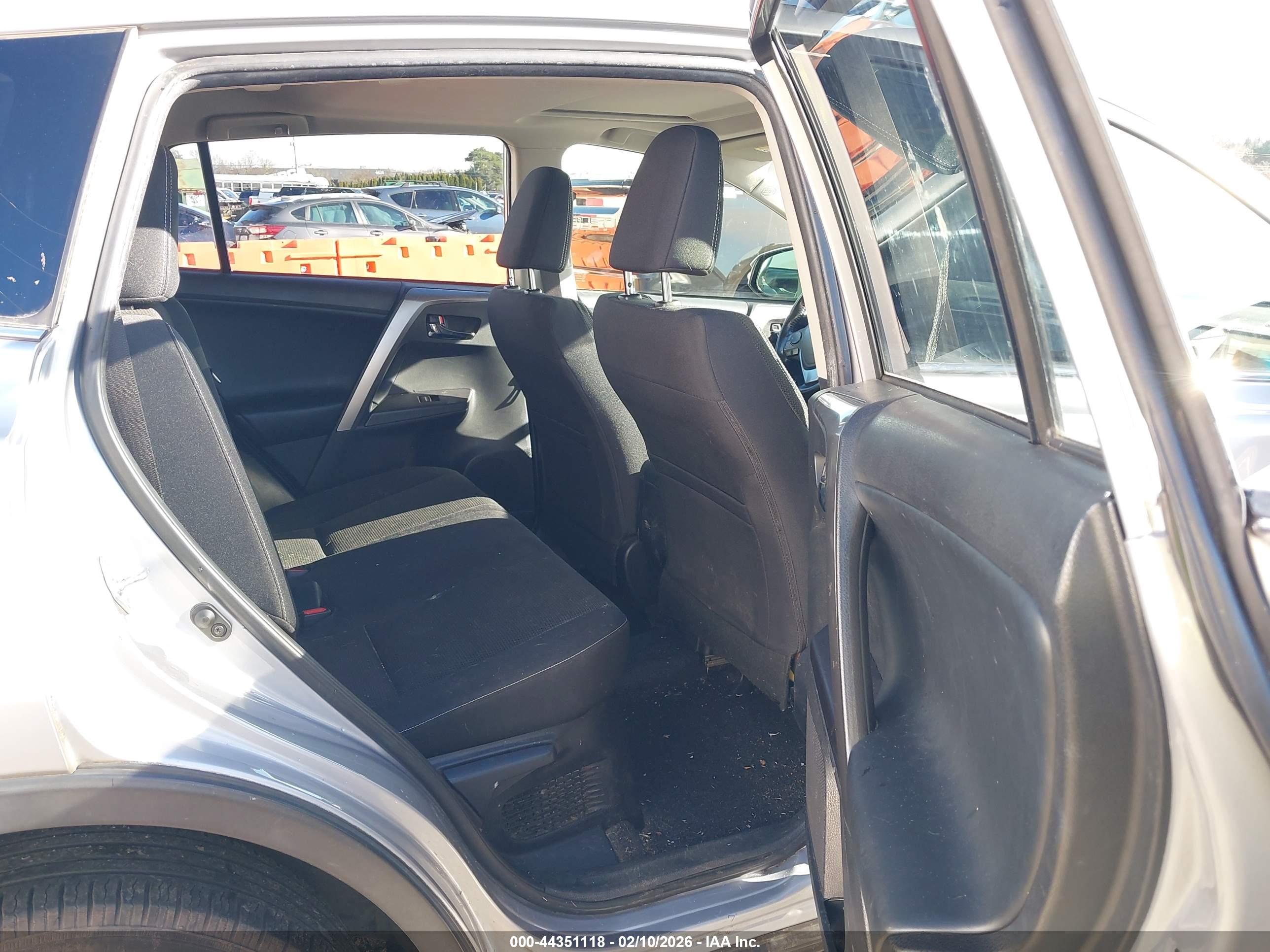 TOYOTA RAV4 image 8