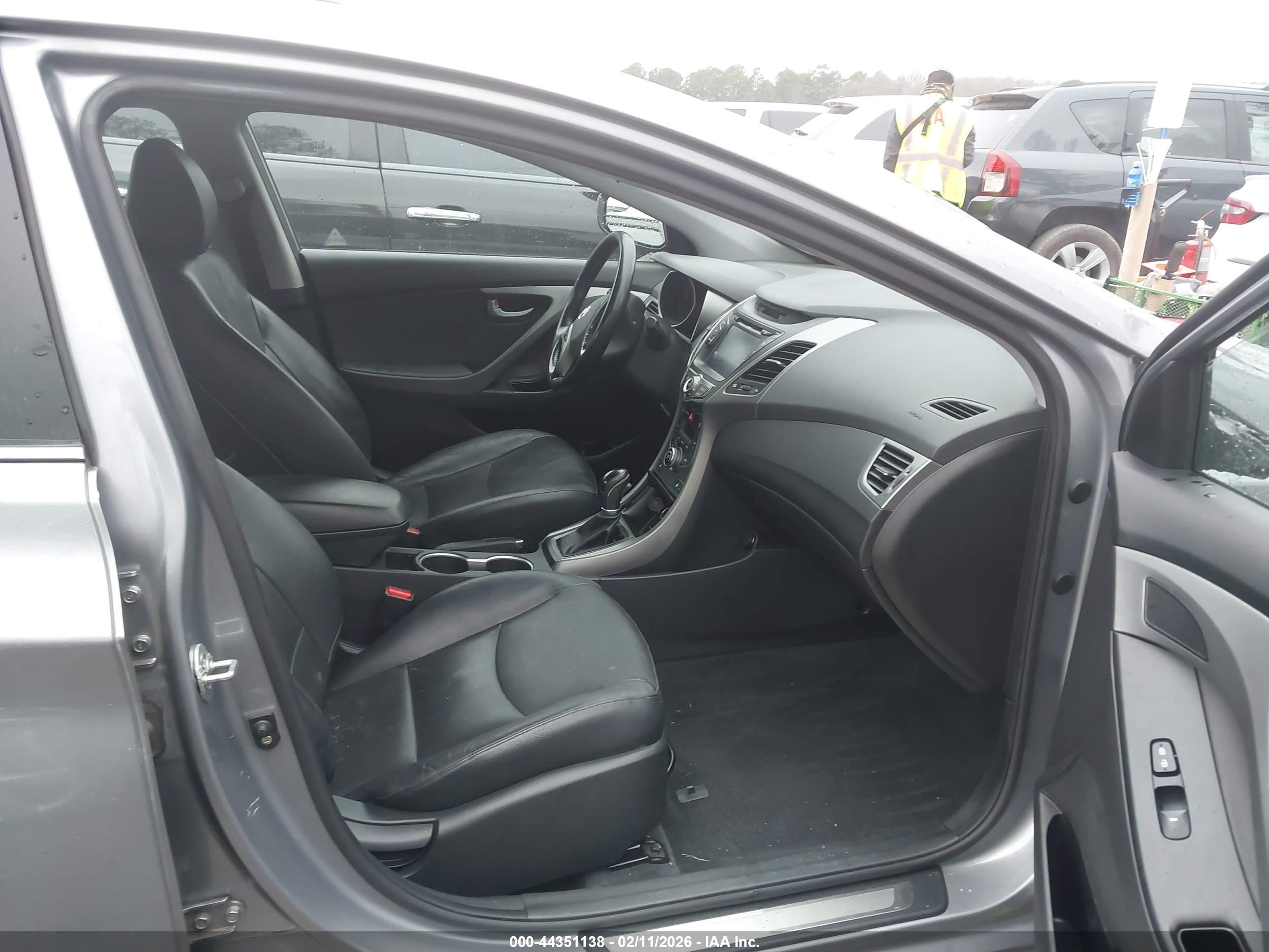 HYUNDAI ELANTRA image 5
