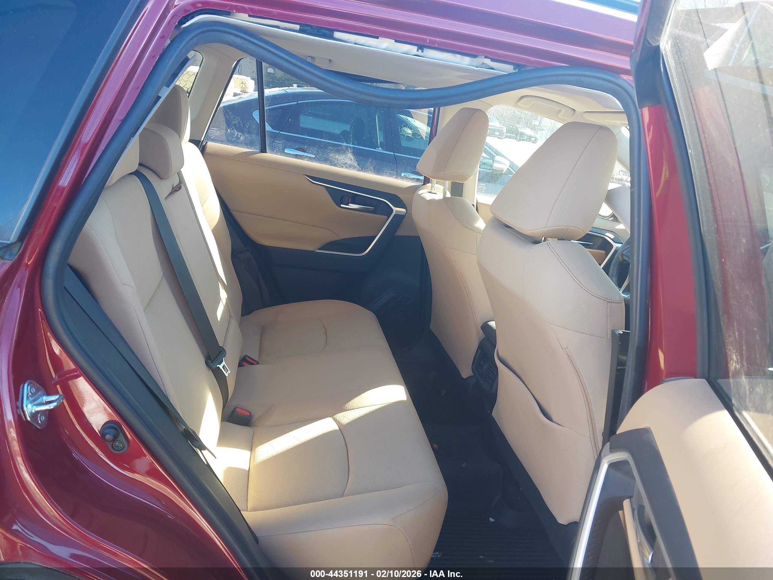 TOYOTA RAV4 image 8