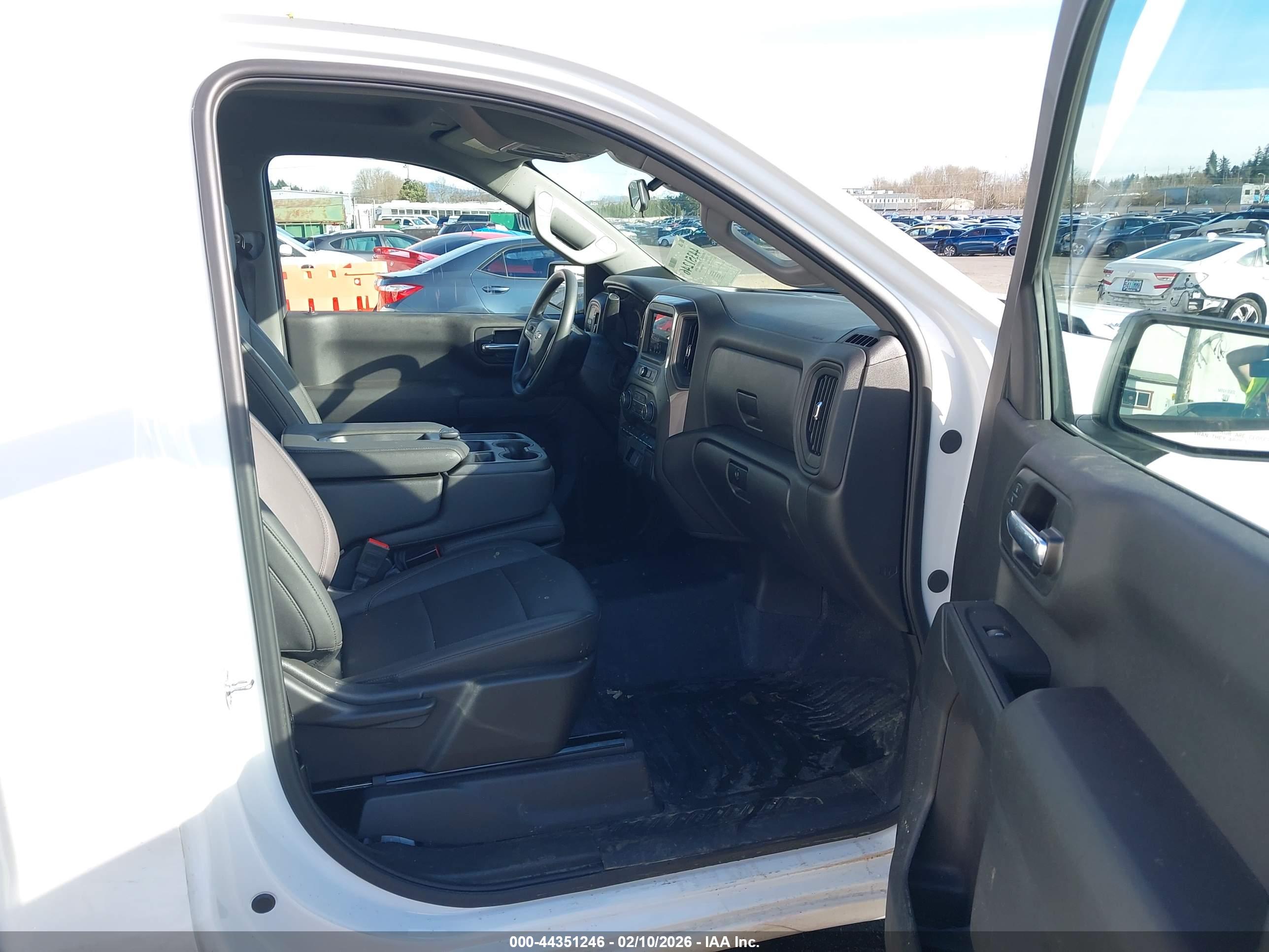 CHEVROLET SILVERADO image 5