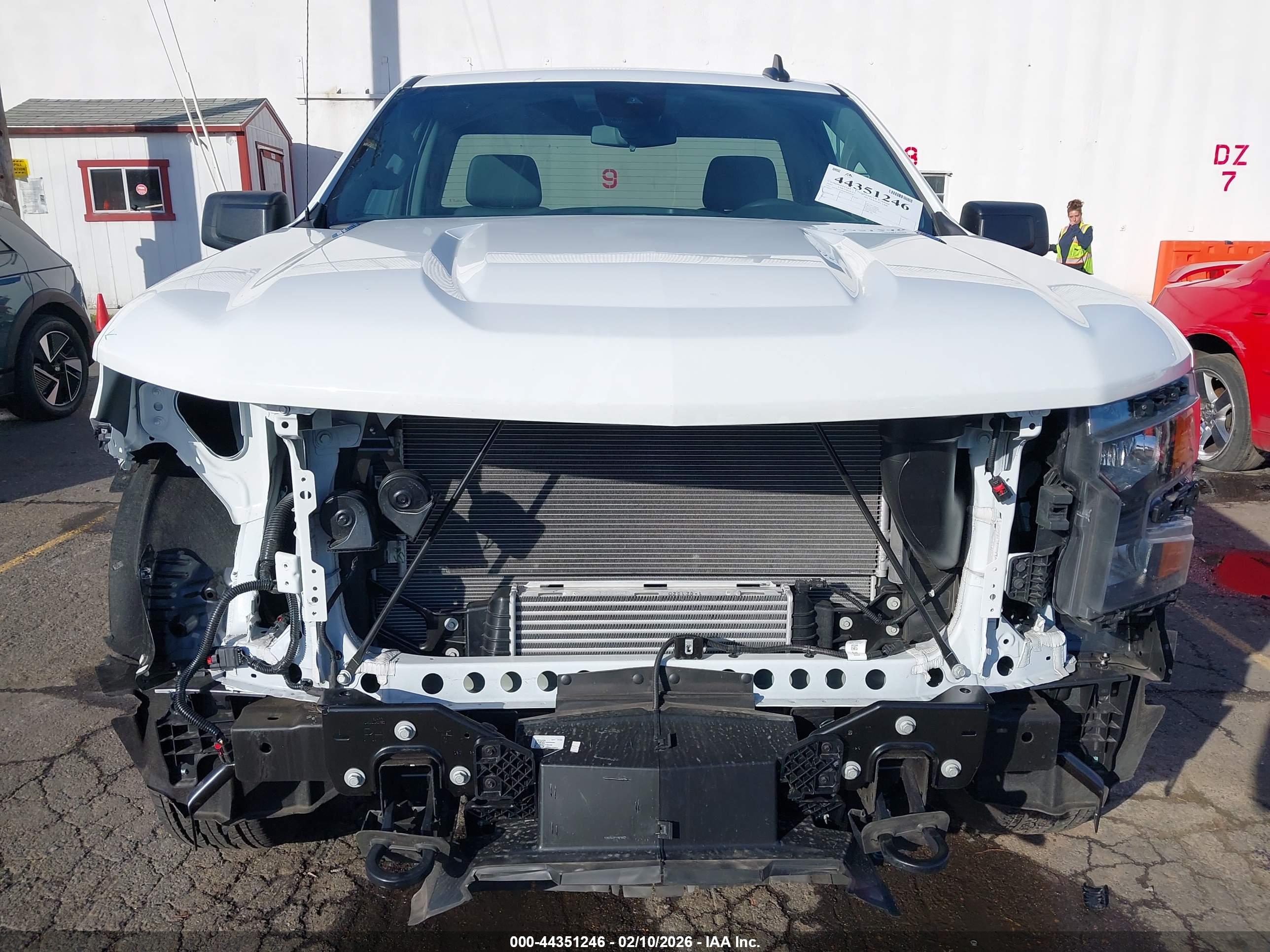 CHEVROLET SILVERADO image 6