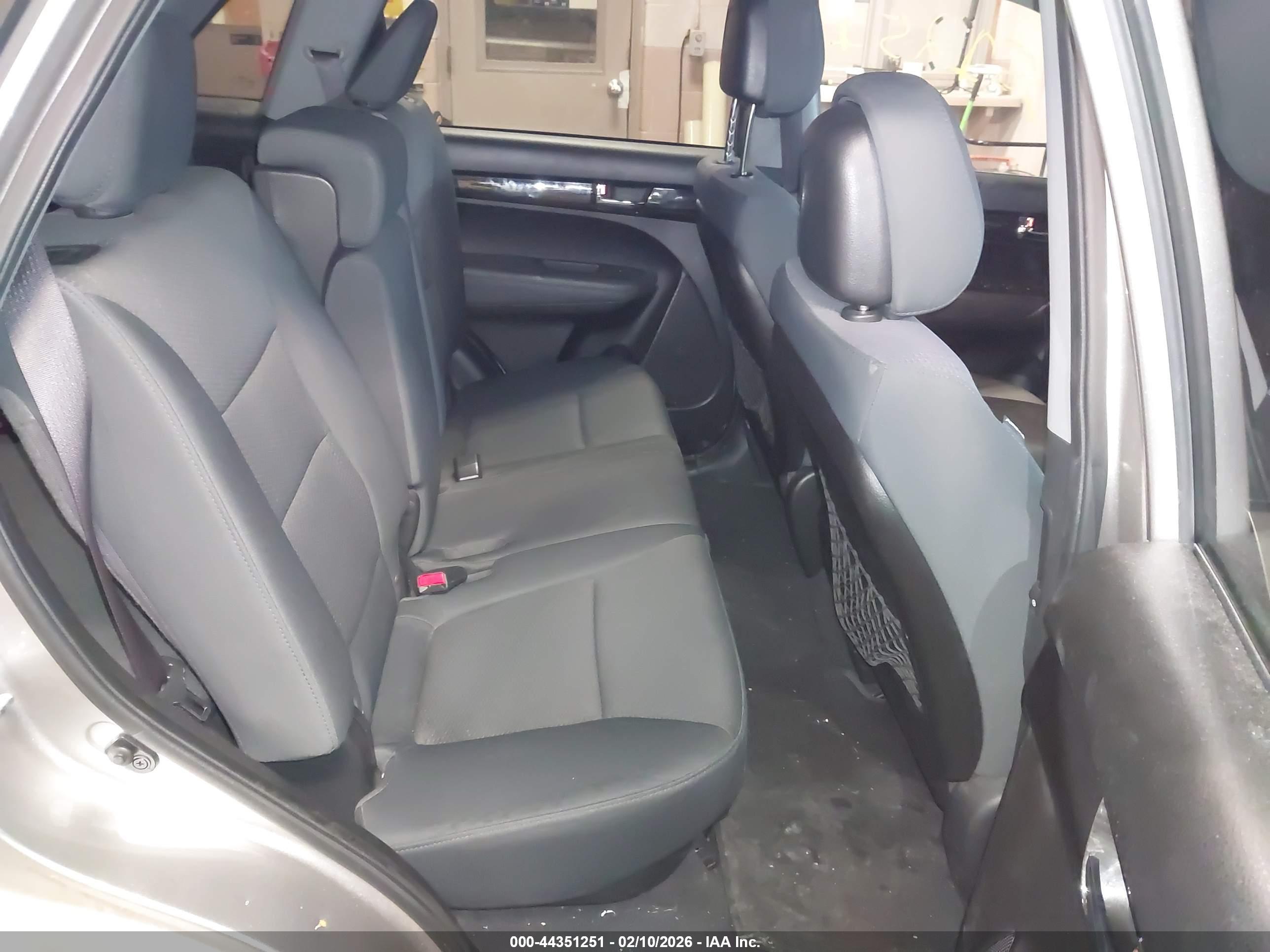 KIA SORENTO image 8