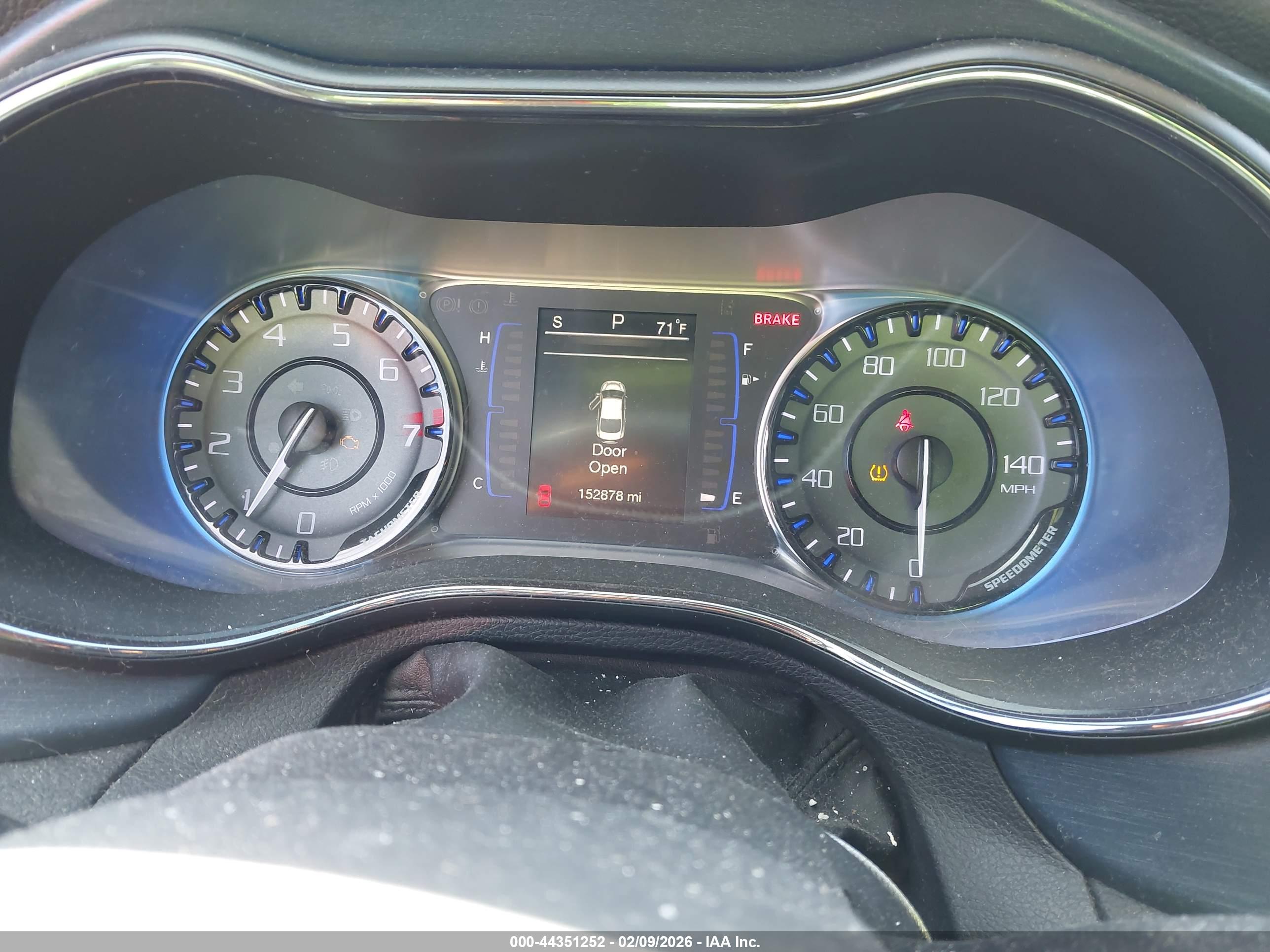CHRYSLER 200 image 7