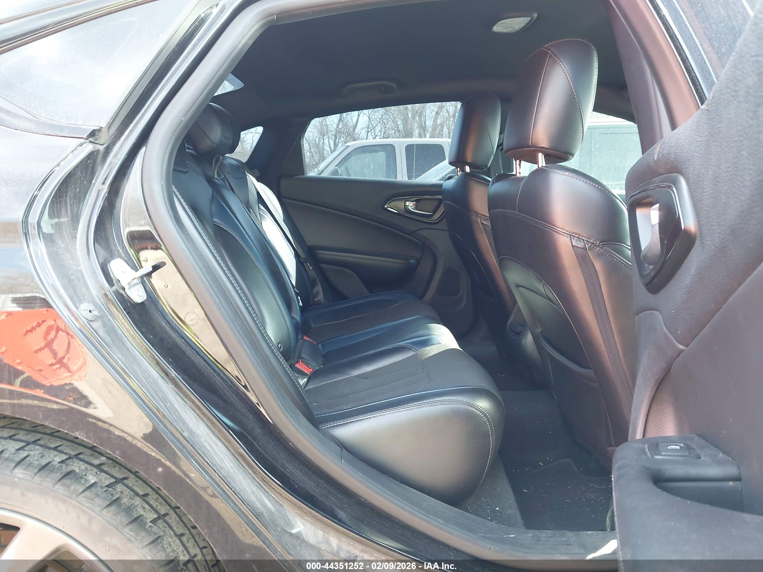 CHRYSLER 200 image 8