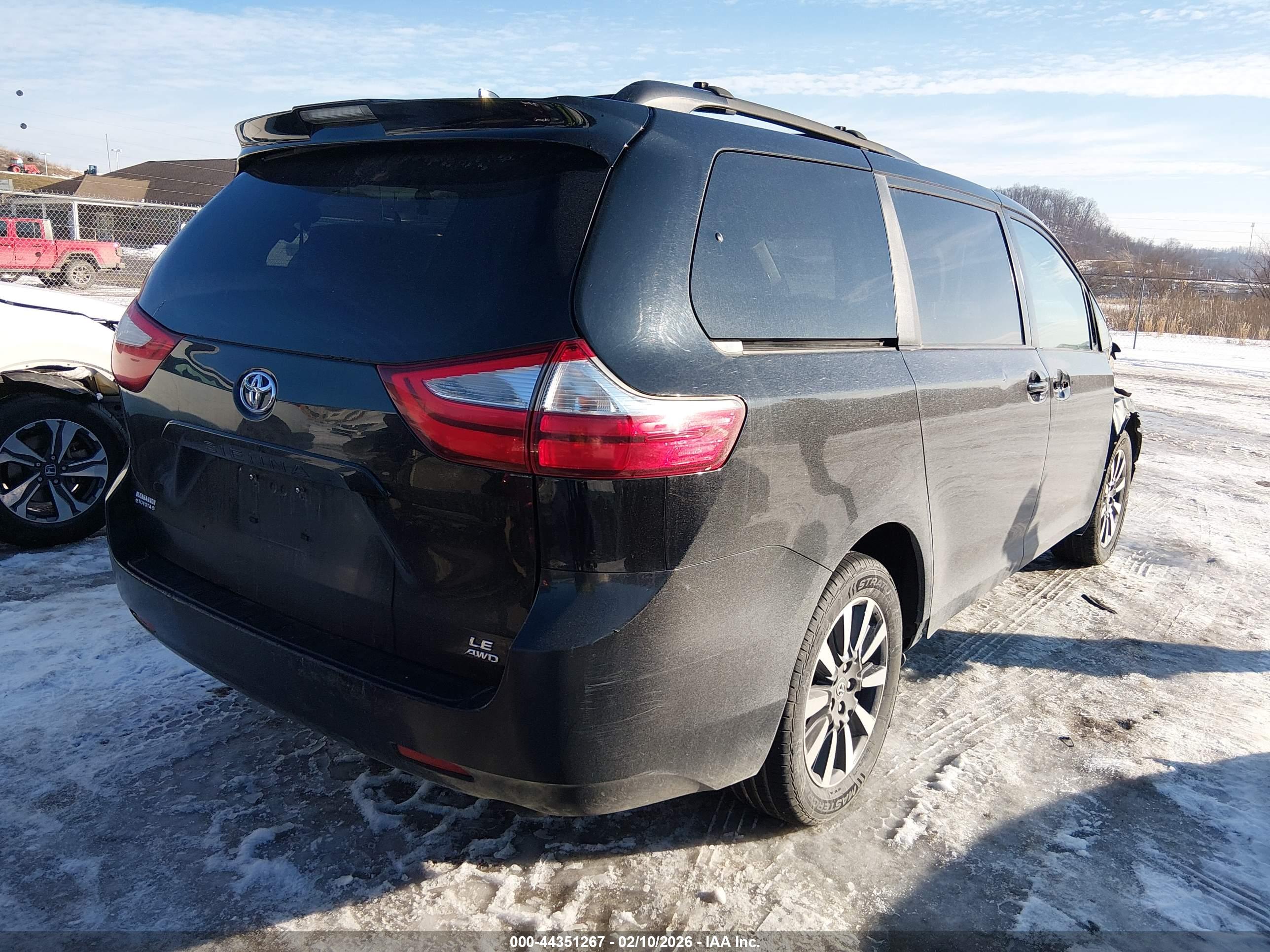 TOYOTA SIENNA image 4