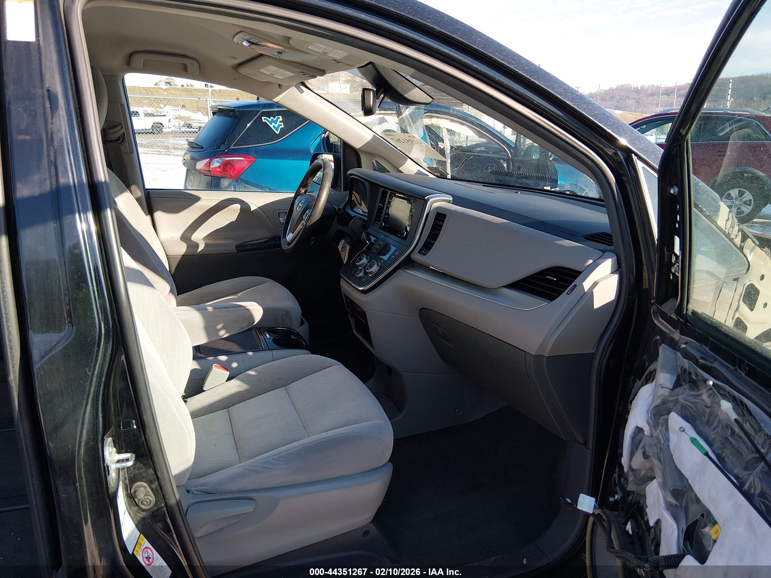 TOYOTA SIENNA image 5