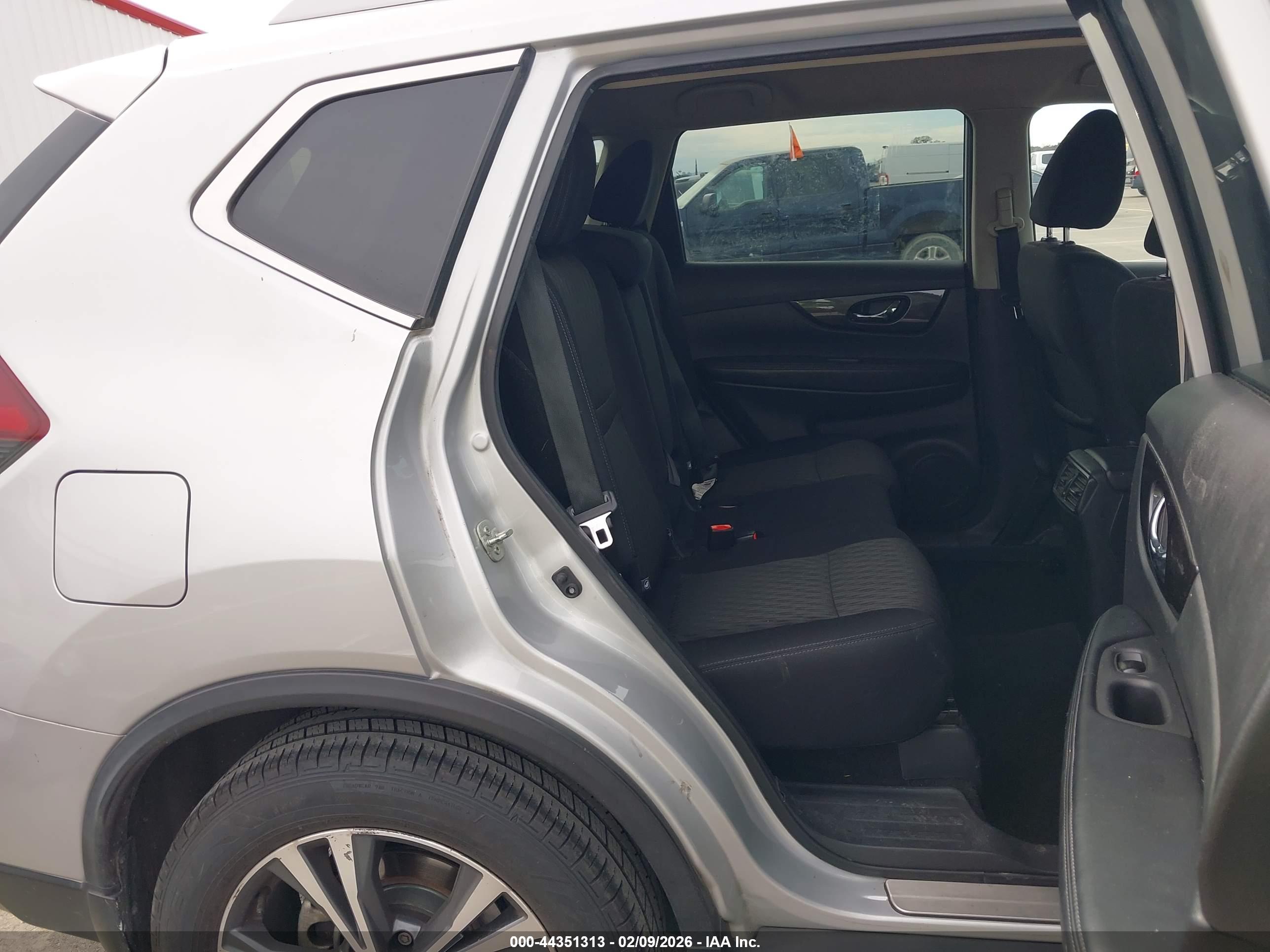 NISSAN ROGUE image 8