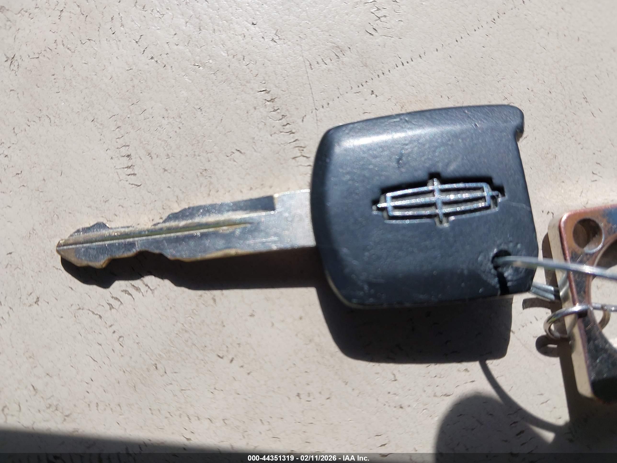 LINCOLN TOWN image 11
