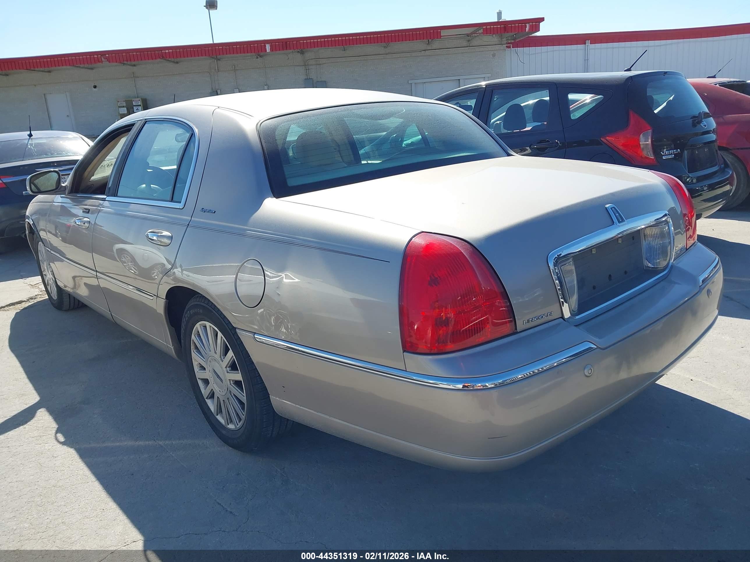 LINCOLN TOWN image 3