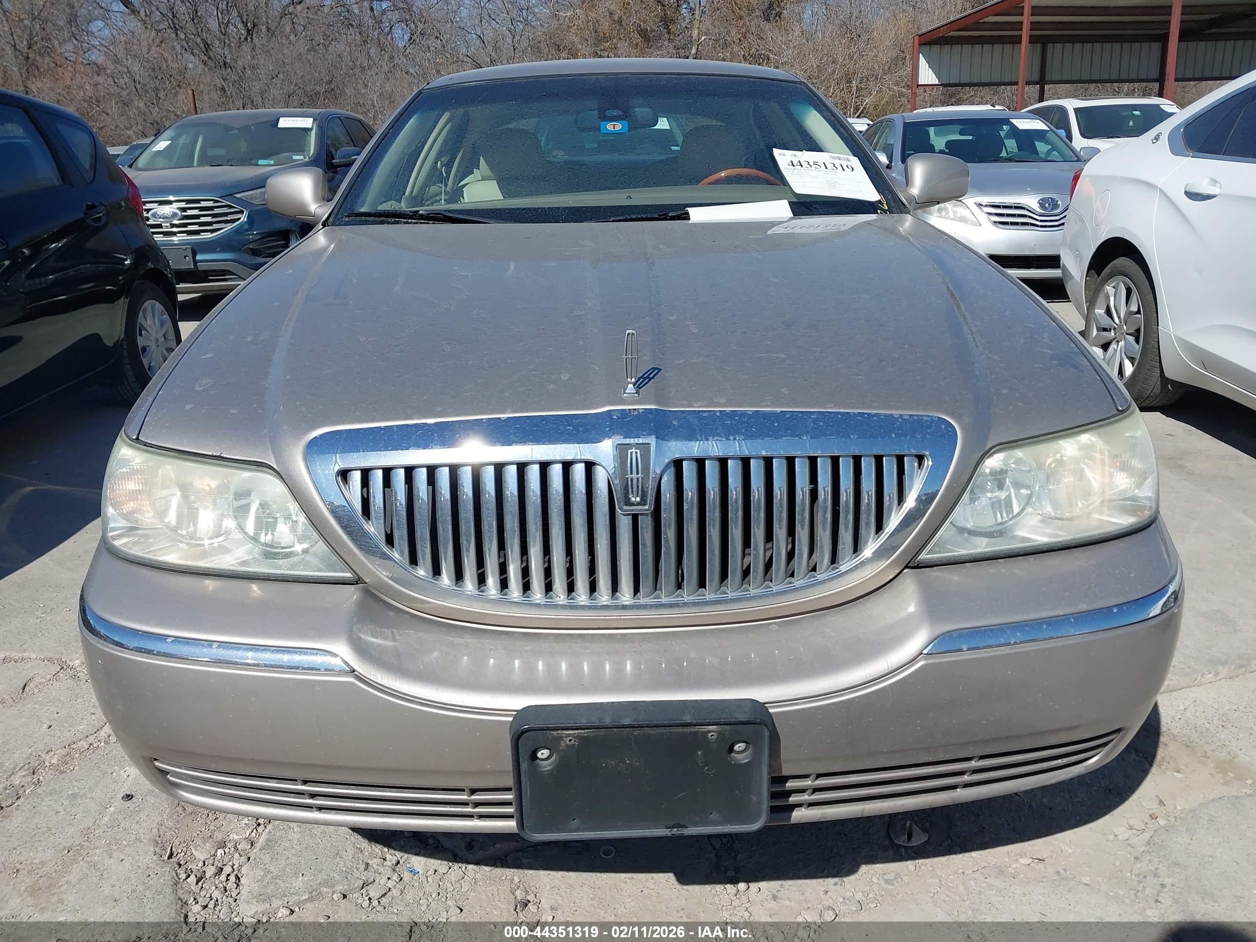 LINCOLN TOWN image 6