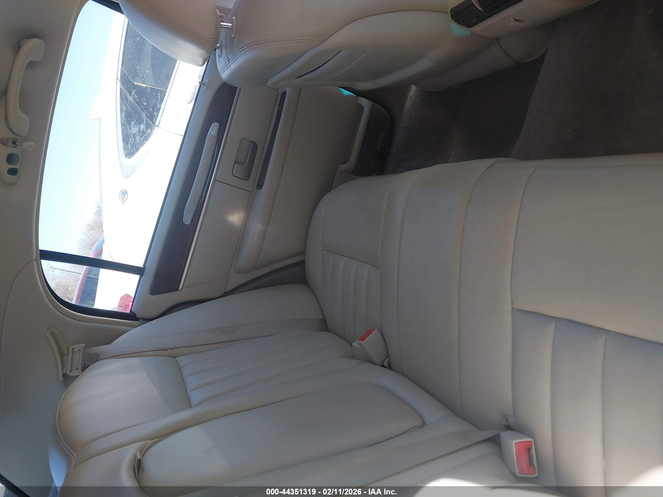 LINCOLN TOWN image 8