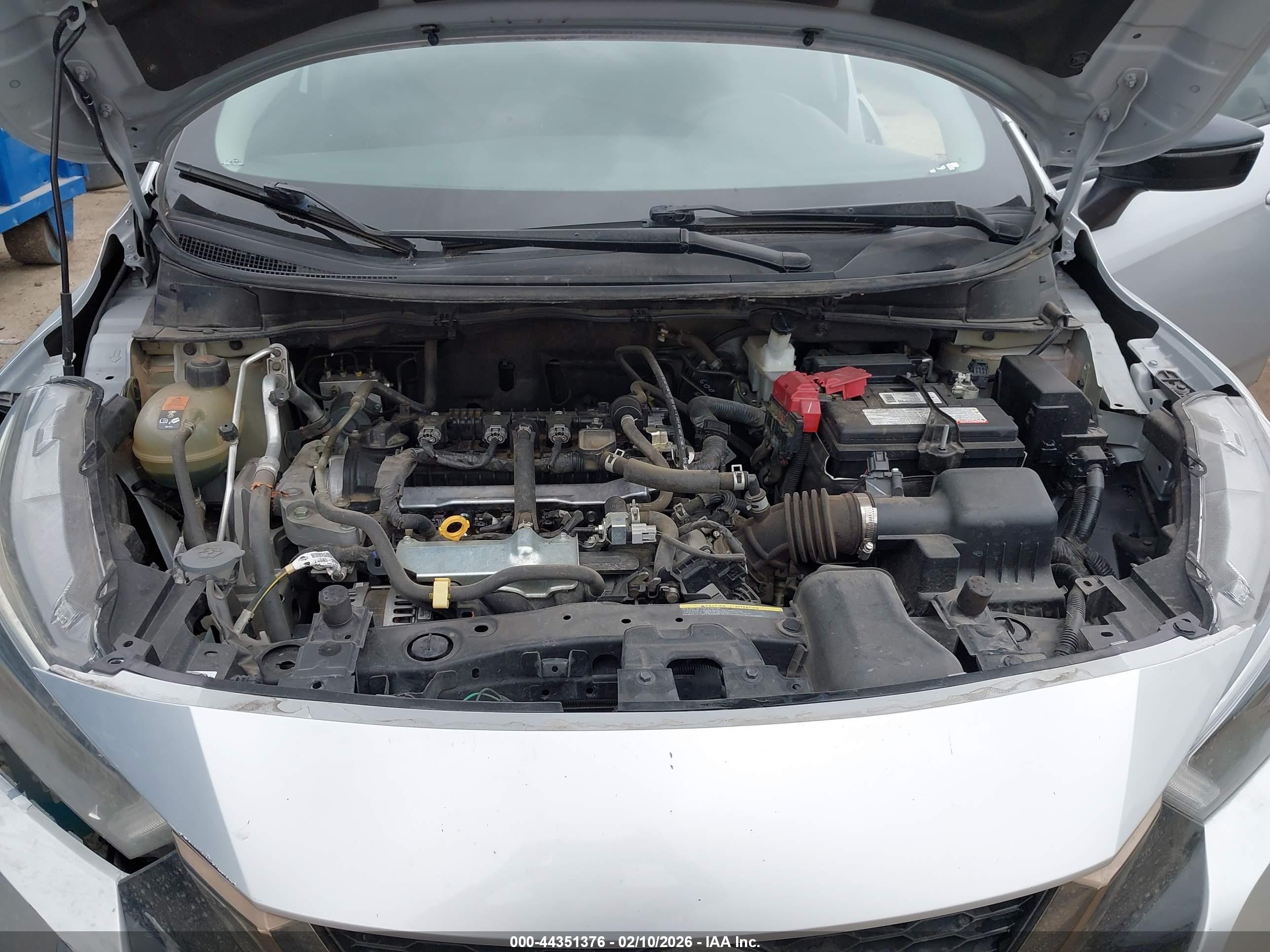 NISSAN VERSA image 10
