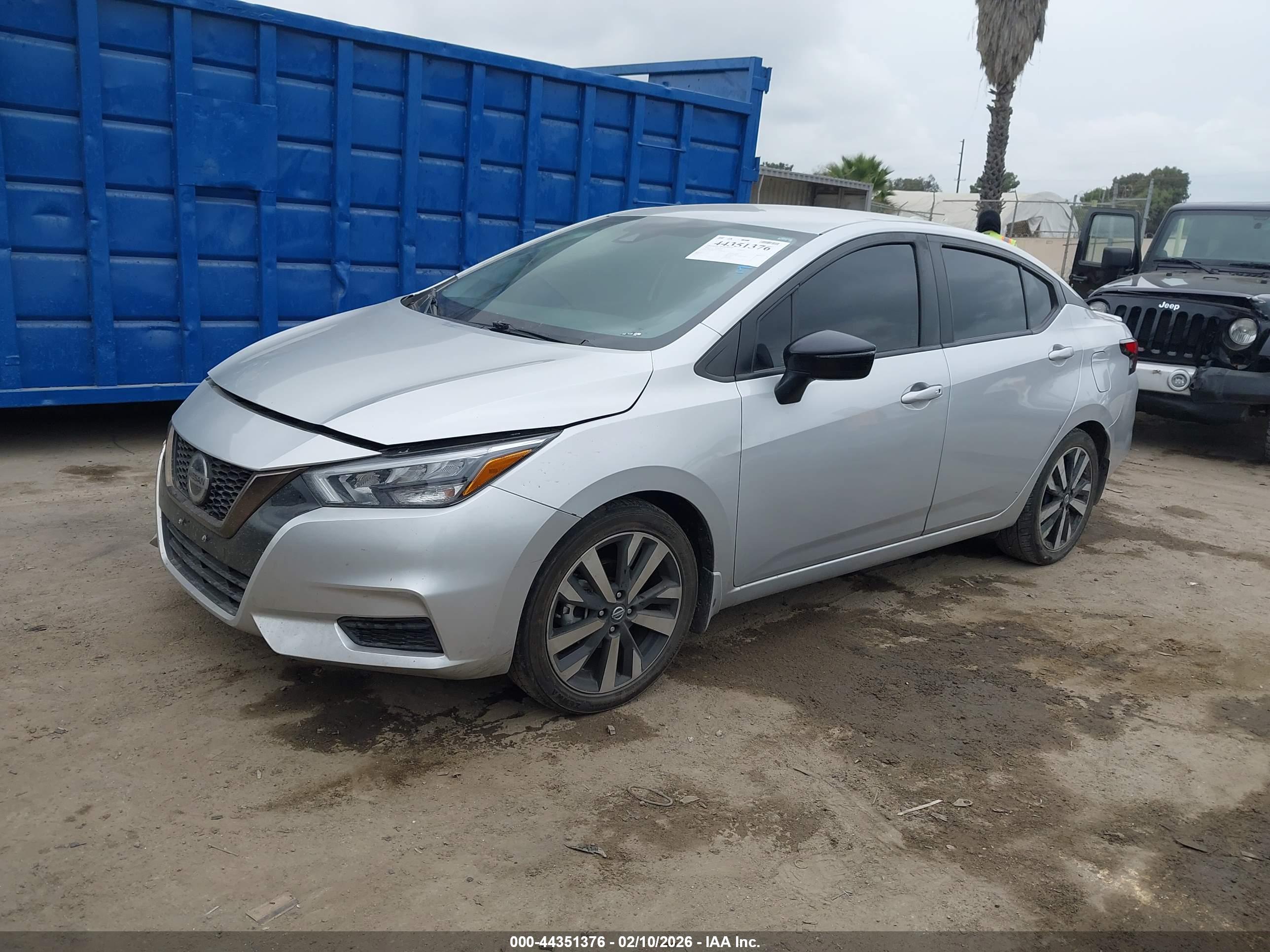 NISSAN VERSA image 2